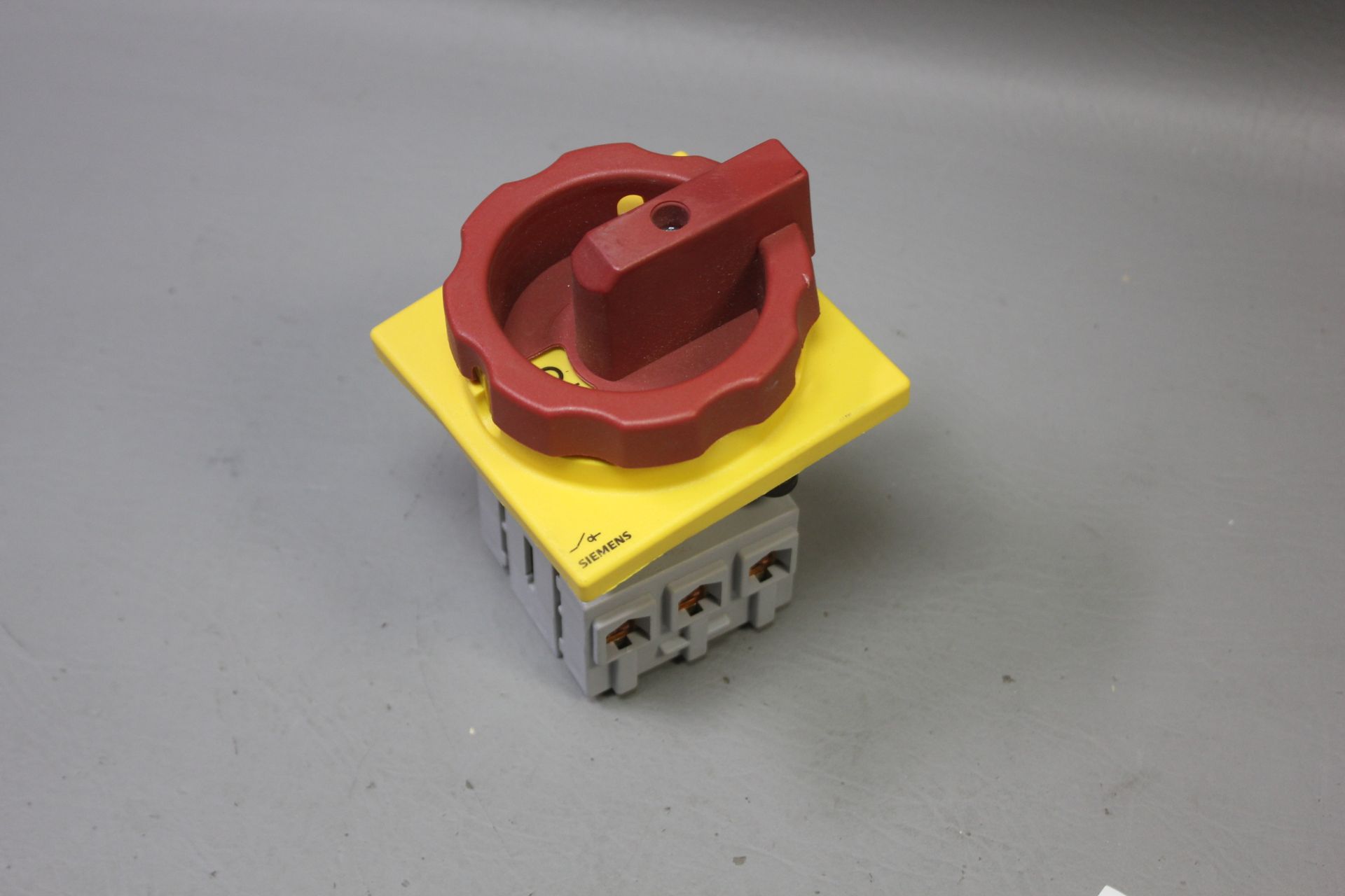 UNUSED SIEMENS EMERGENCY SWITCH DISCONNECTOR