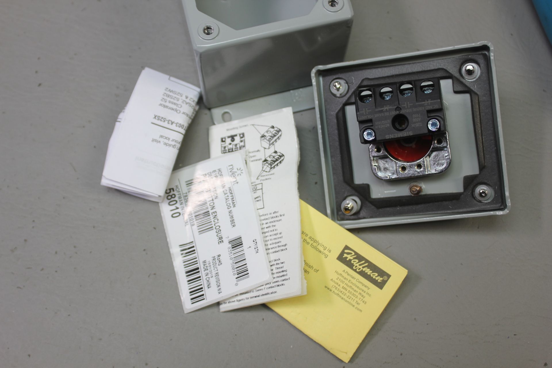 UNUSED SIEMENS SELECTOR SWITCH IN ENCLOSURE - Image 3 of 4