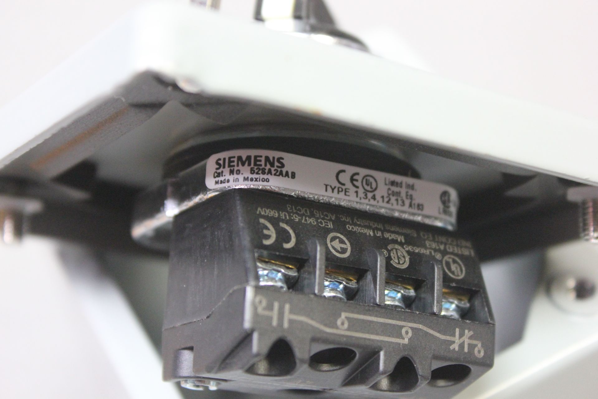 UNUSED SIEMENS SELECTOR SWITCH IN ENCLOSURE - Image 4 of 4