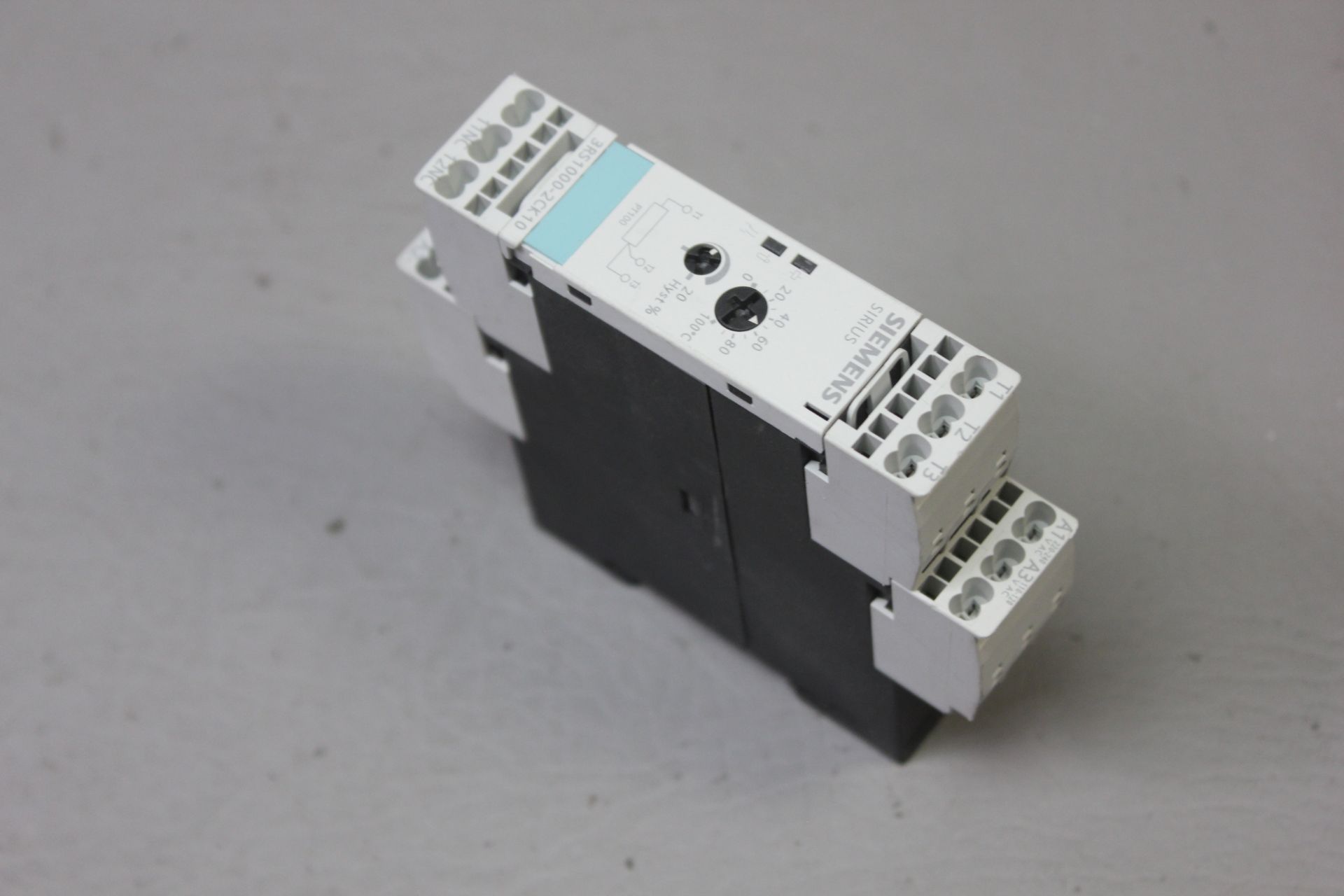 UNUSED SIEMENS TEMPERATURE MONITORING RELAY - Image 2 of 4