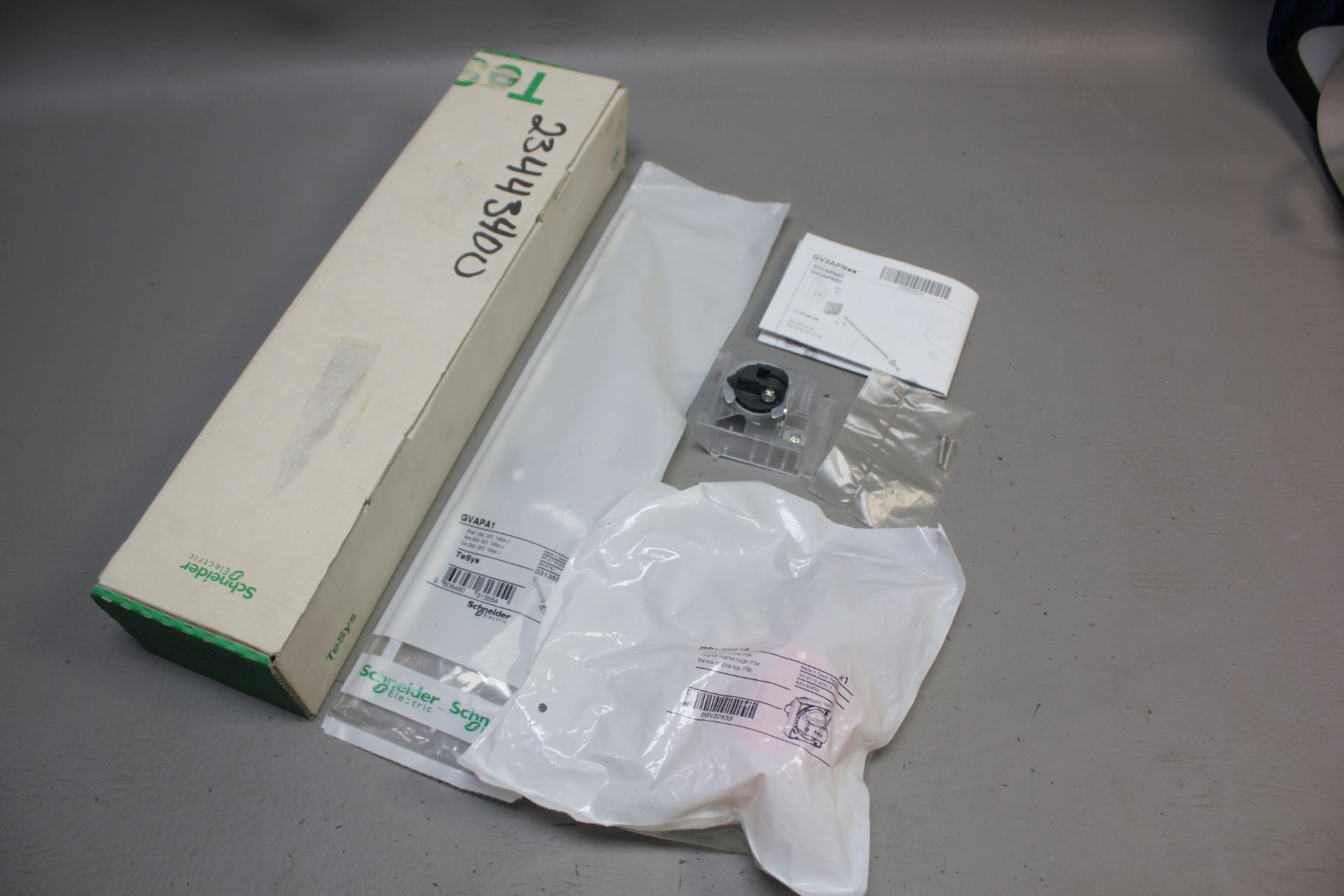 NEW SCHNEIDER ELECTRIC RED HANDLE DISCONNECT KIT