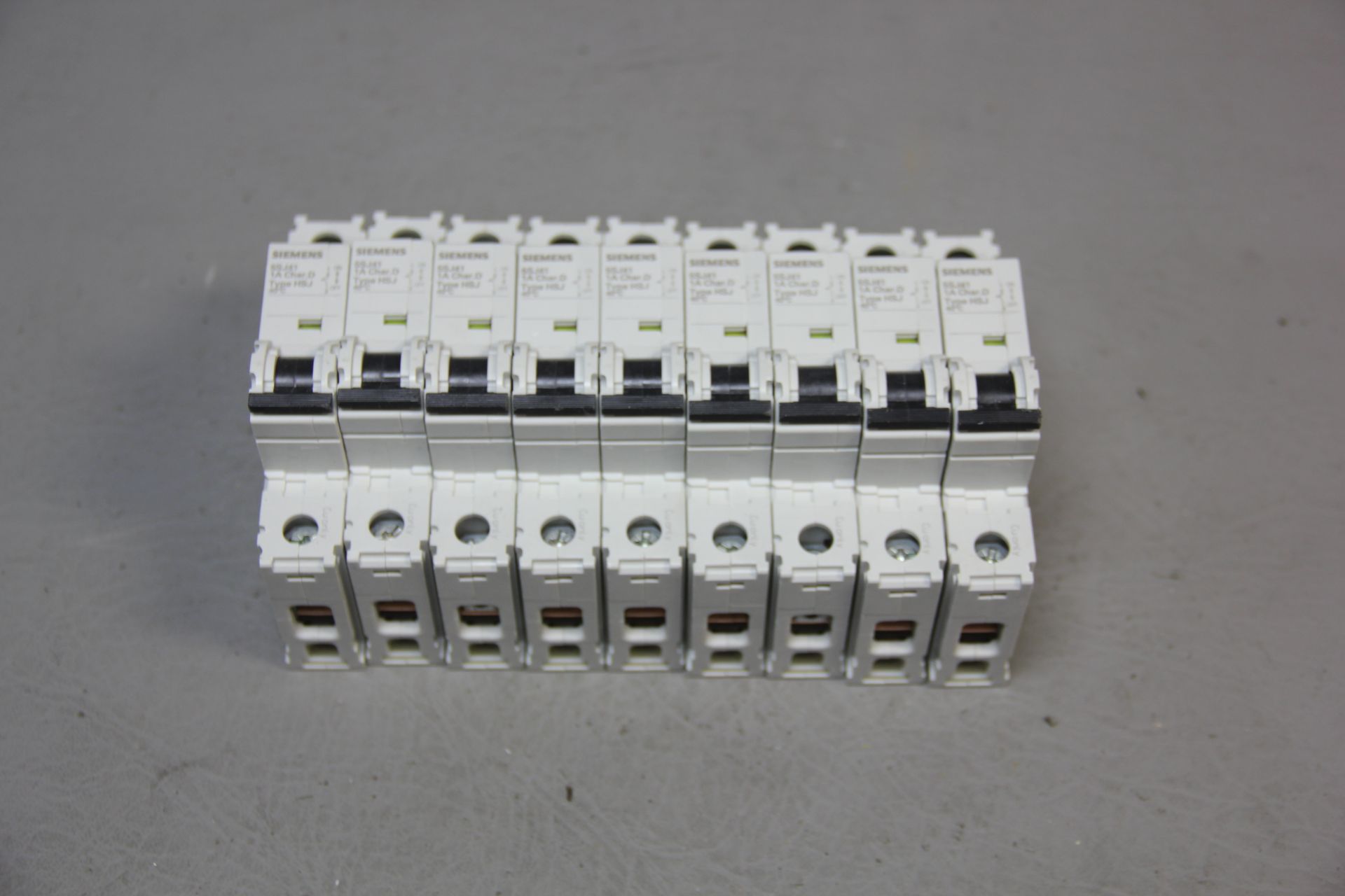 LOT OF UNUSED SIEMENS CIRCUIT BREAKERS