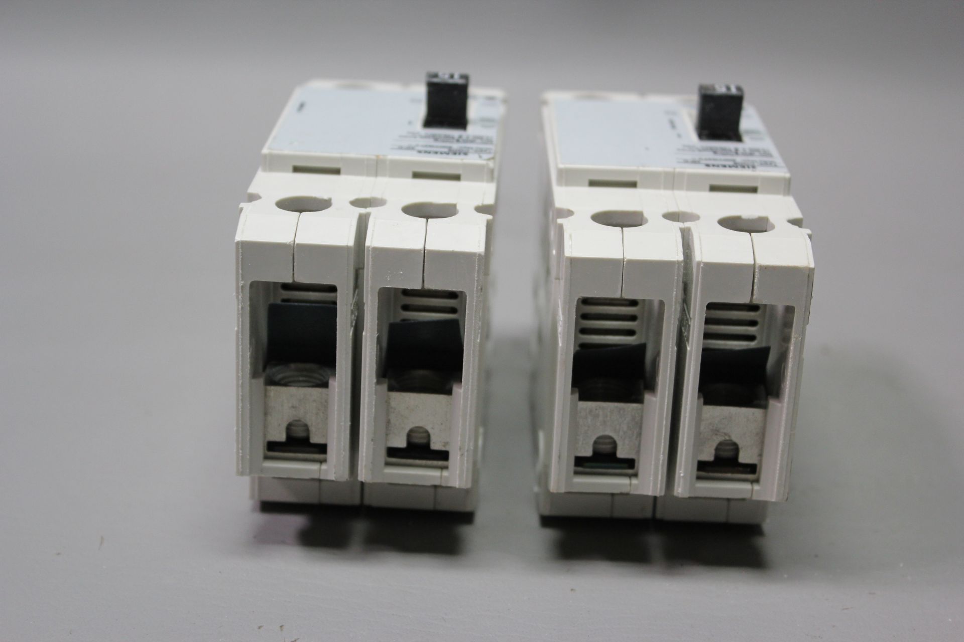 2 UNUSED SIEMENS 15A CIRCUIT BREAKERS - Image 5 of 5