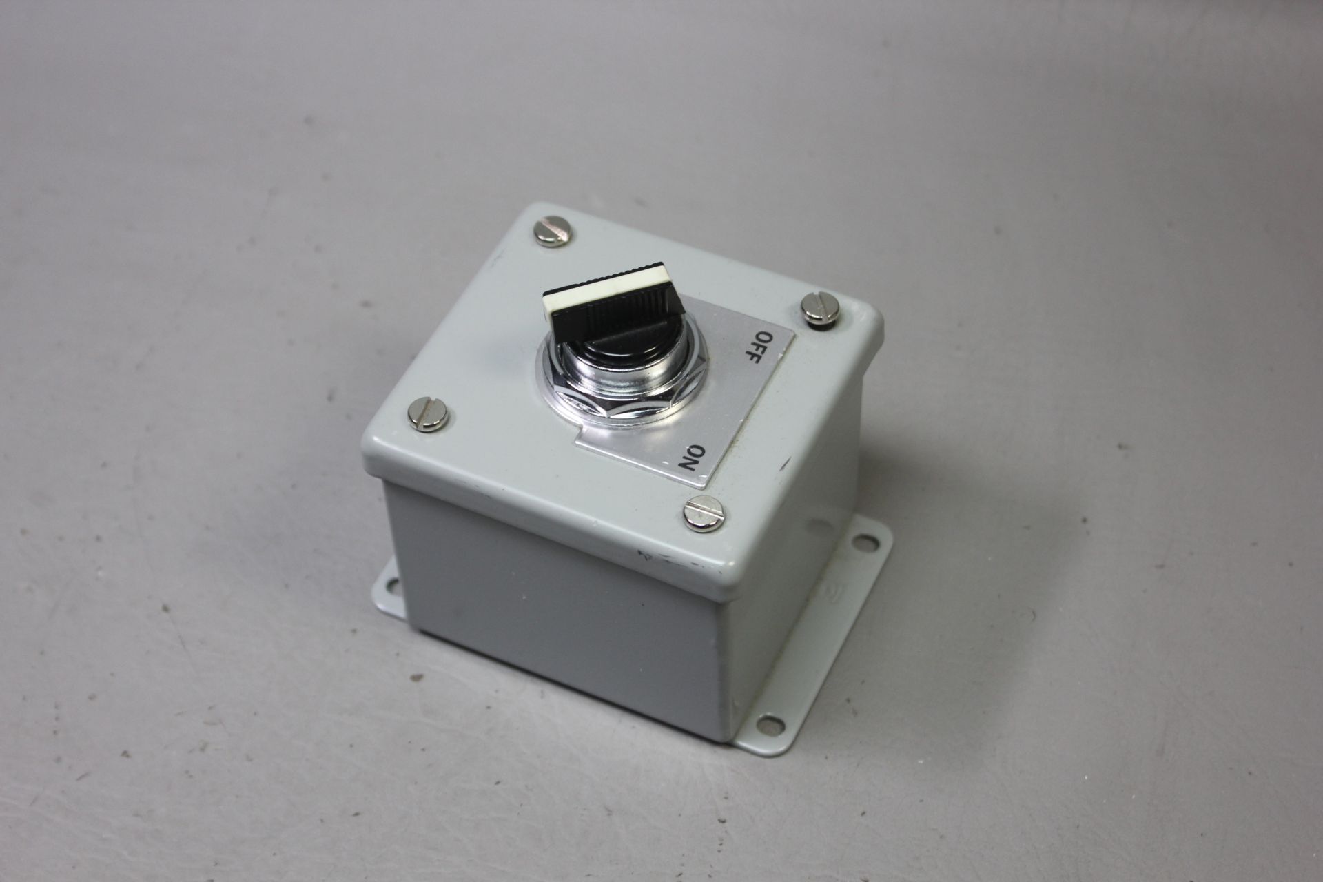 UNUSED SIEMENS SELECTOR SWITCH IN ENCLOSURE - Image 2 of 4