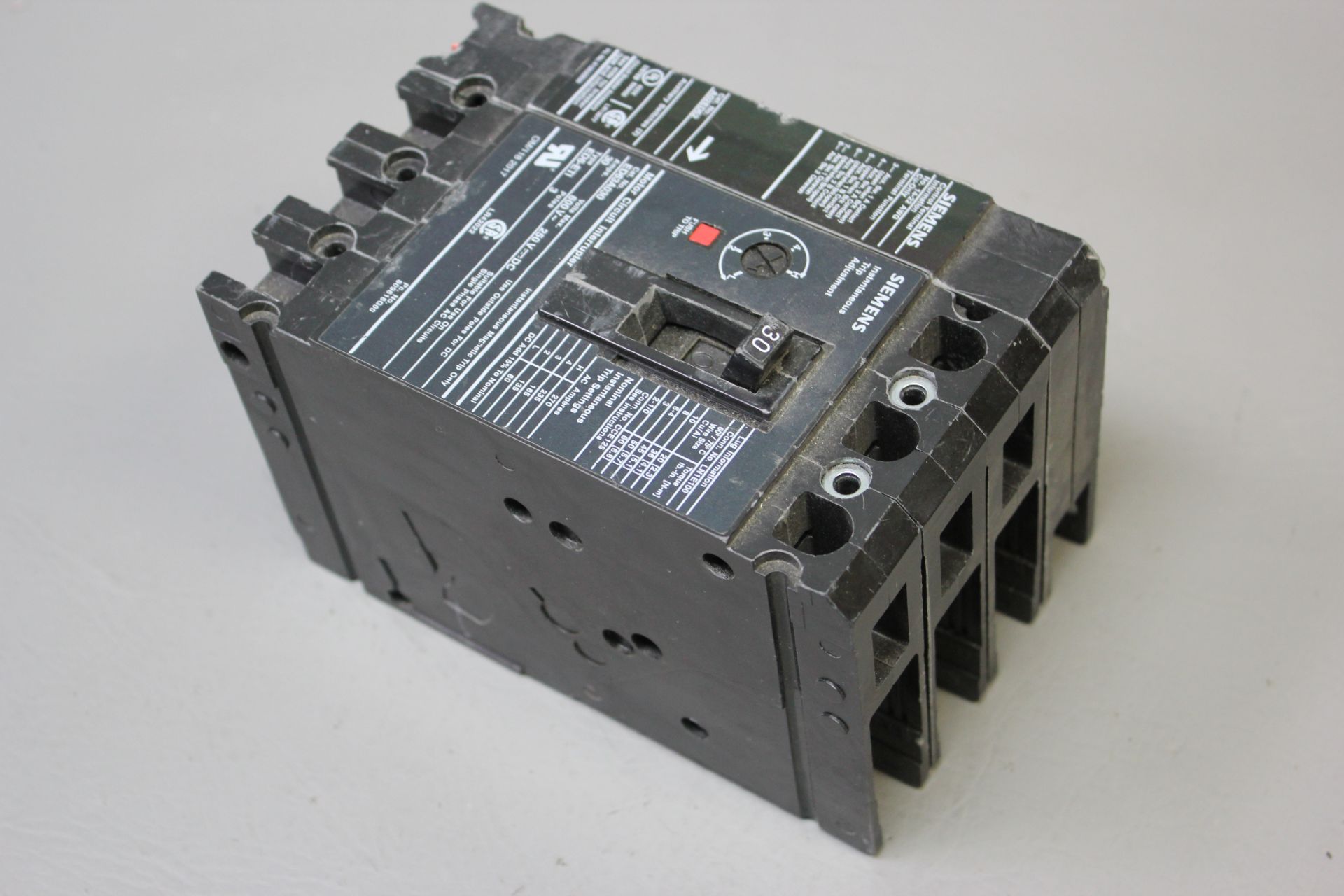 SIEMENS 3A CIRCUIT BREAKER WITH ACCESSORY - Image 3 of 7