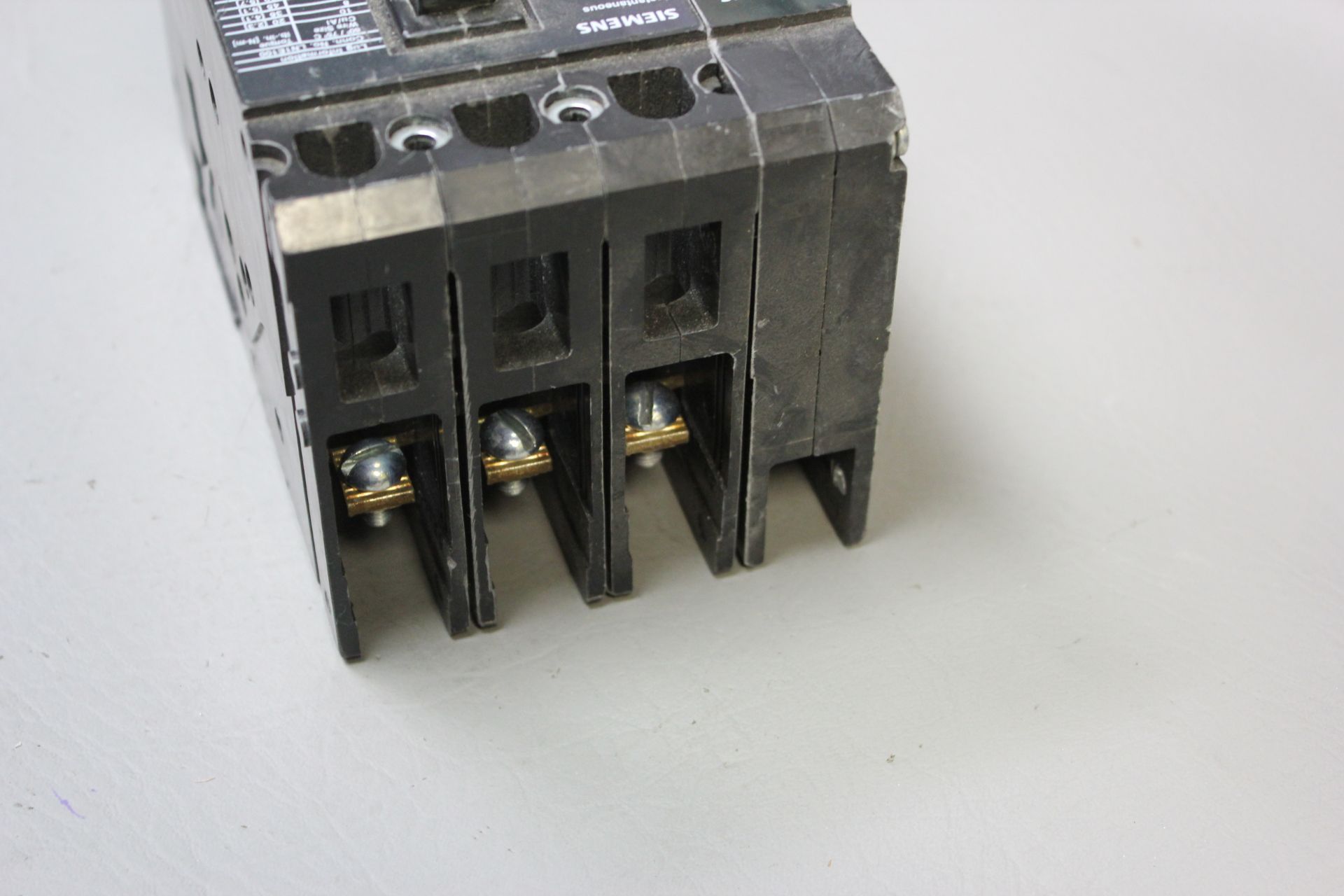SIEMENS 3A CIRCUIT BREAKER WITH ACCESSORY - Image 4 of 7