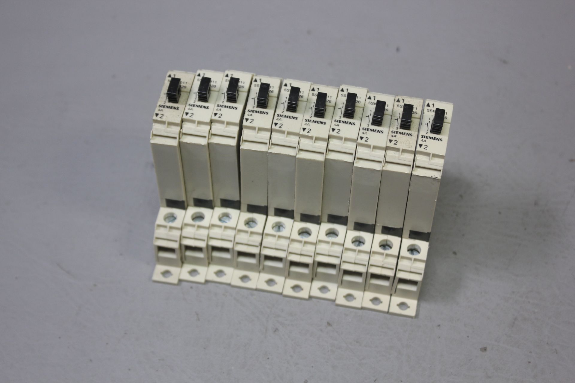 LOT OF 10 SIEMENS CIRCUIT BREAKER FOR AUX CIRCUIT