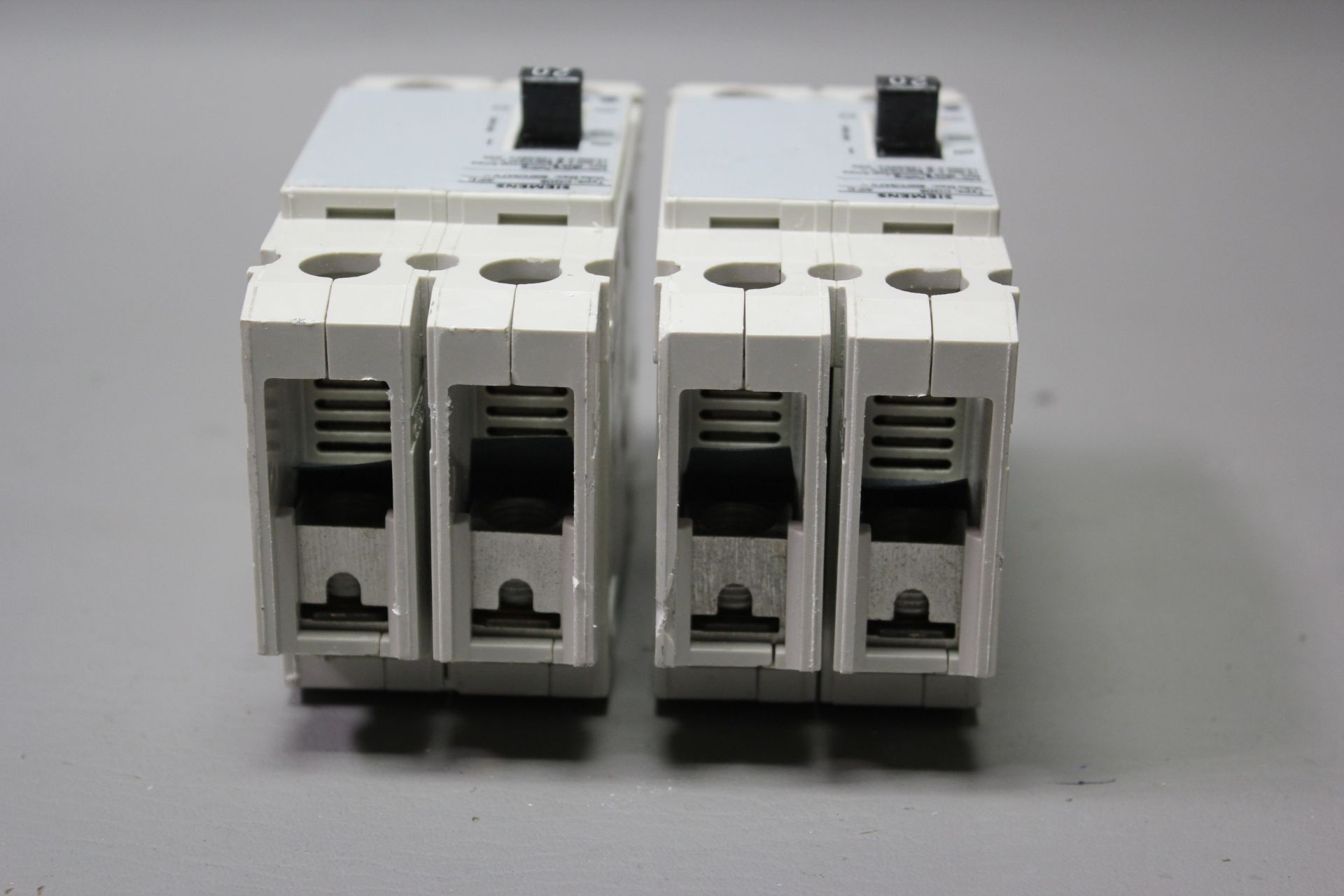 2 UNUSED SIEMENS 20A CIRCUIT BREAKERS - Image 3 of 4