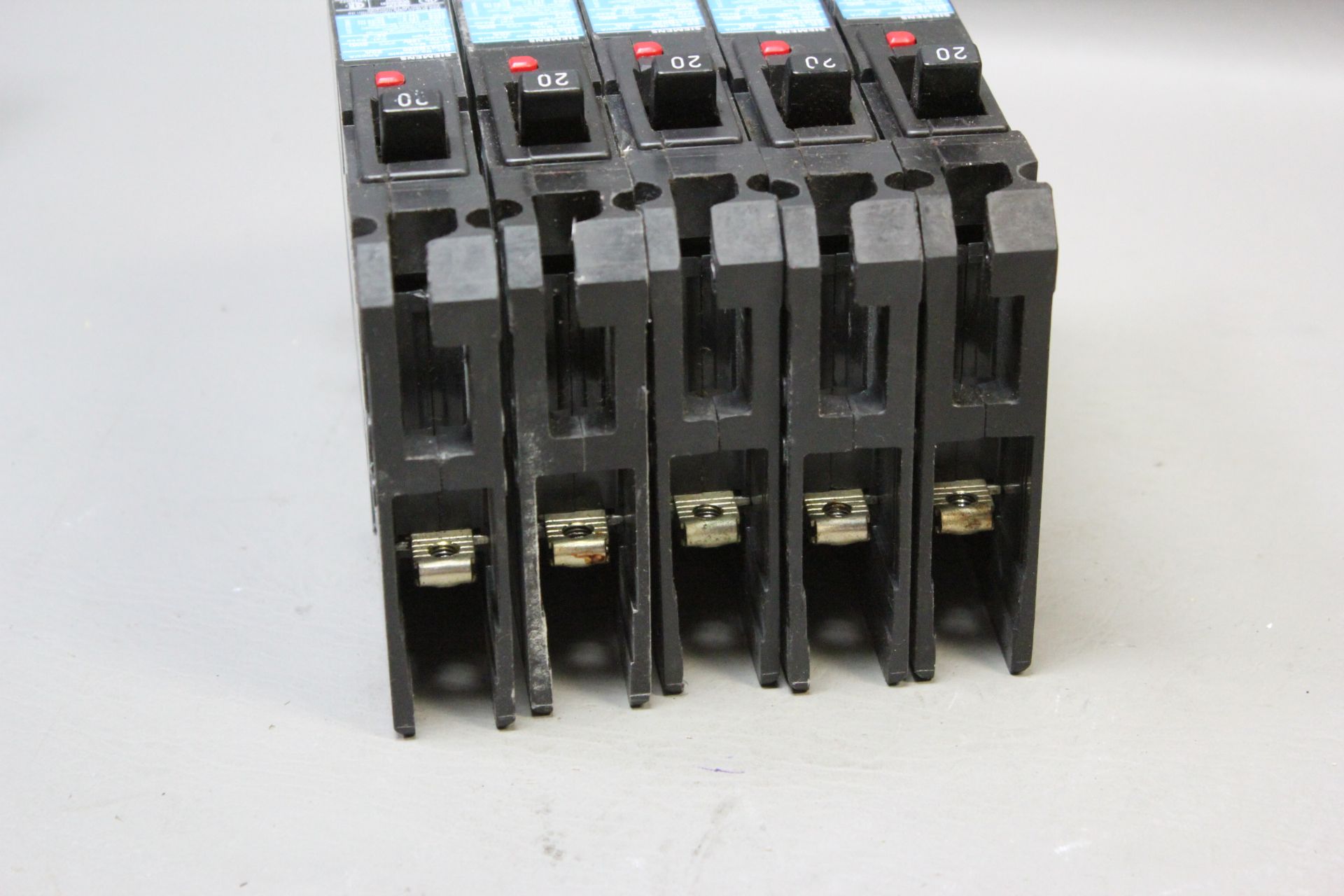 LOT OF 5 UNUSED SIEMENS 20A CIRCUIT BREAKERS - Image 3 of 4