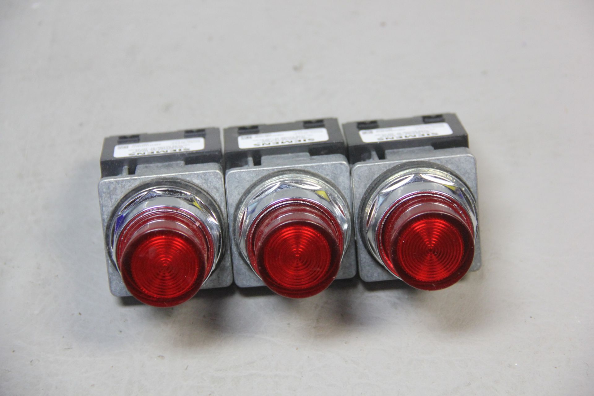 3 UNUSED SIEMENS HEAVY DUTY ILLUMINATED PUSHBUTTON