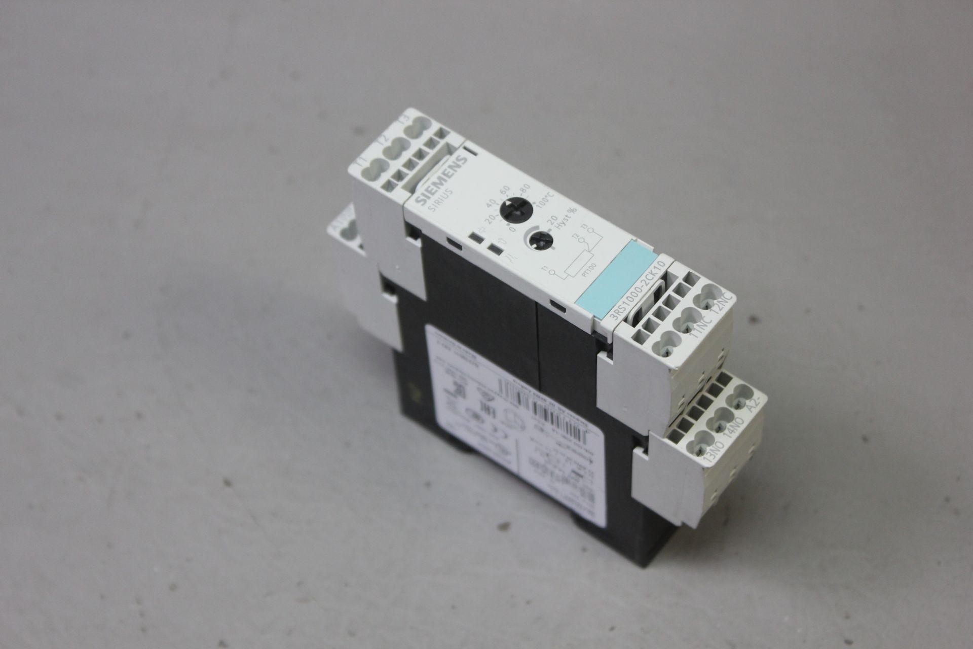 UNUSED SIEMENS TEMPERATURE MONITORING RELAY