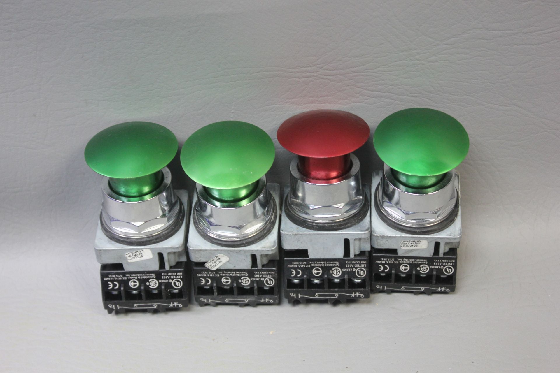 LOT OF SIEMENS RED/GREEN MUSHROOM HEAD PUSHBUTTONS - Image 2 of 5