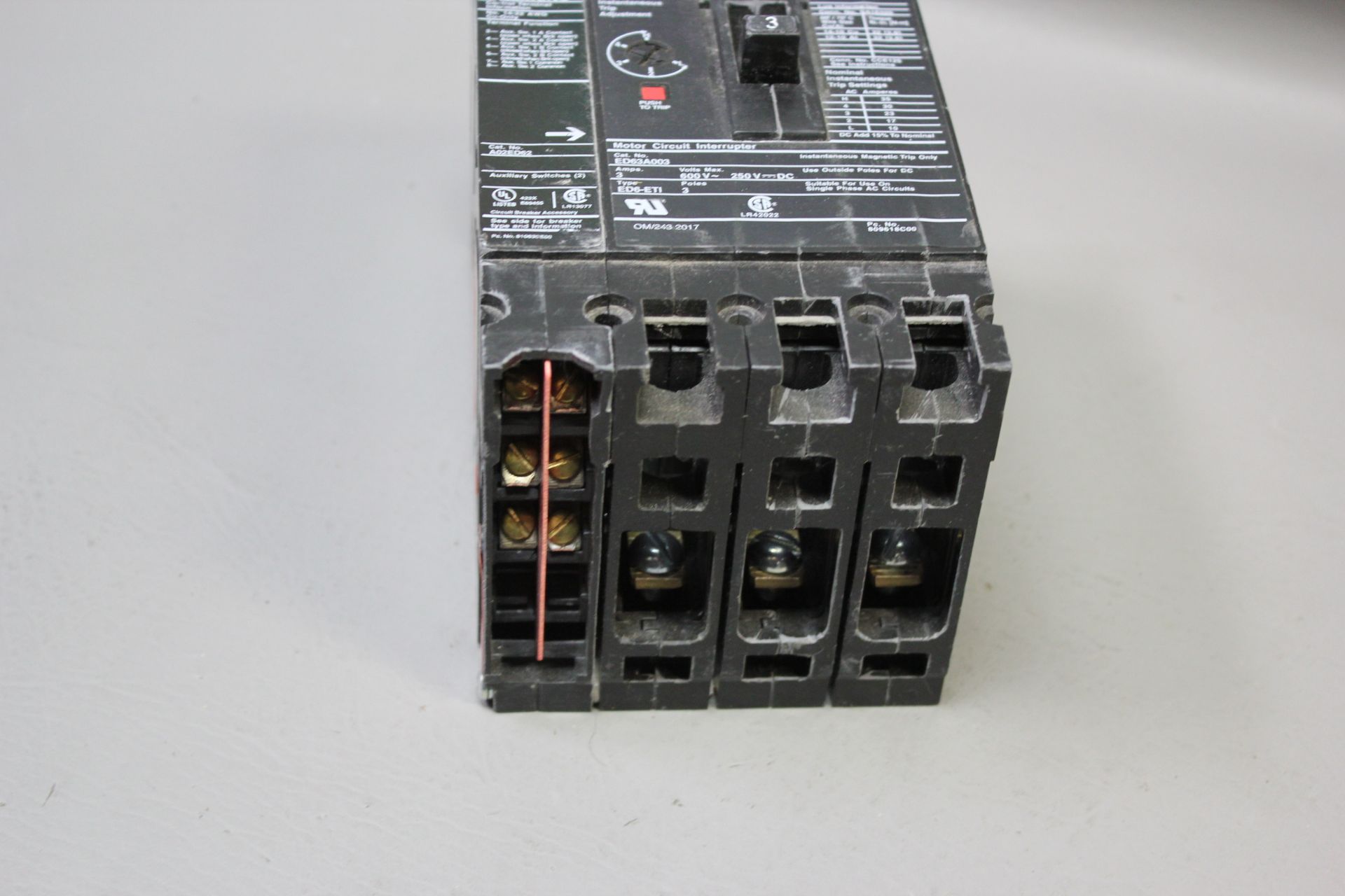 SIEMENS 30A CIRCUIT BREAKER WITH ACCESSORY - Image 4 of 5