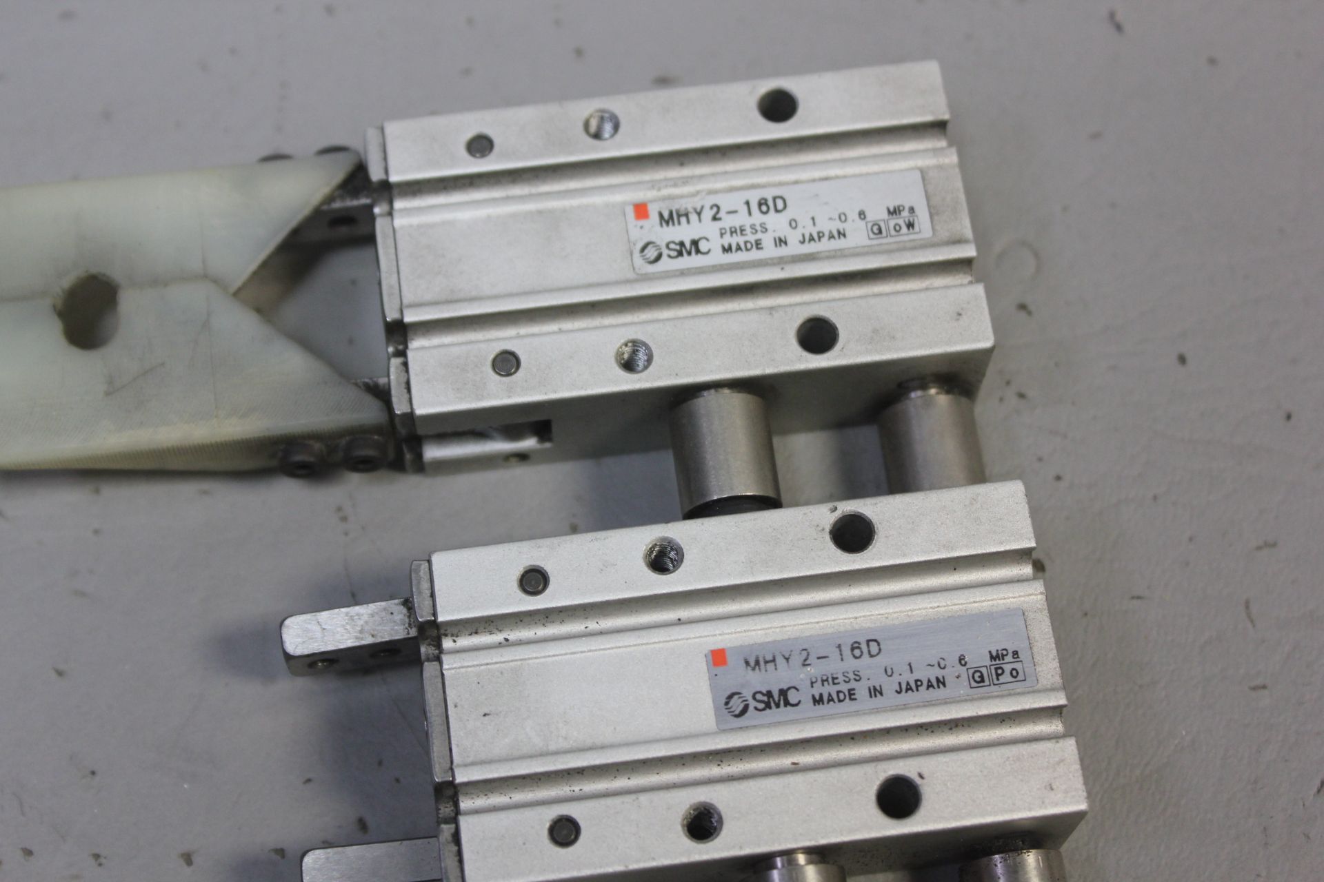 LOT OF 4 SMC ROBOT GRIPPERS - Image 3 of 4