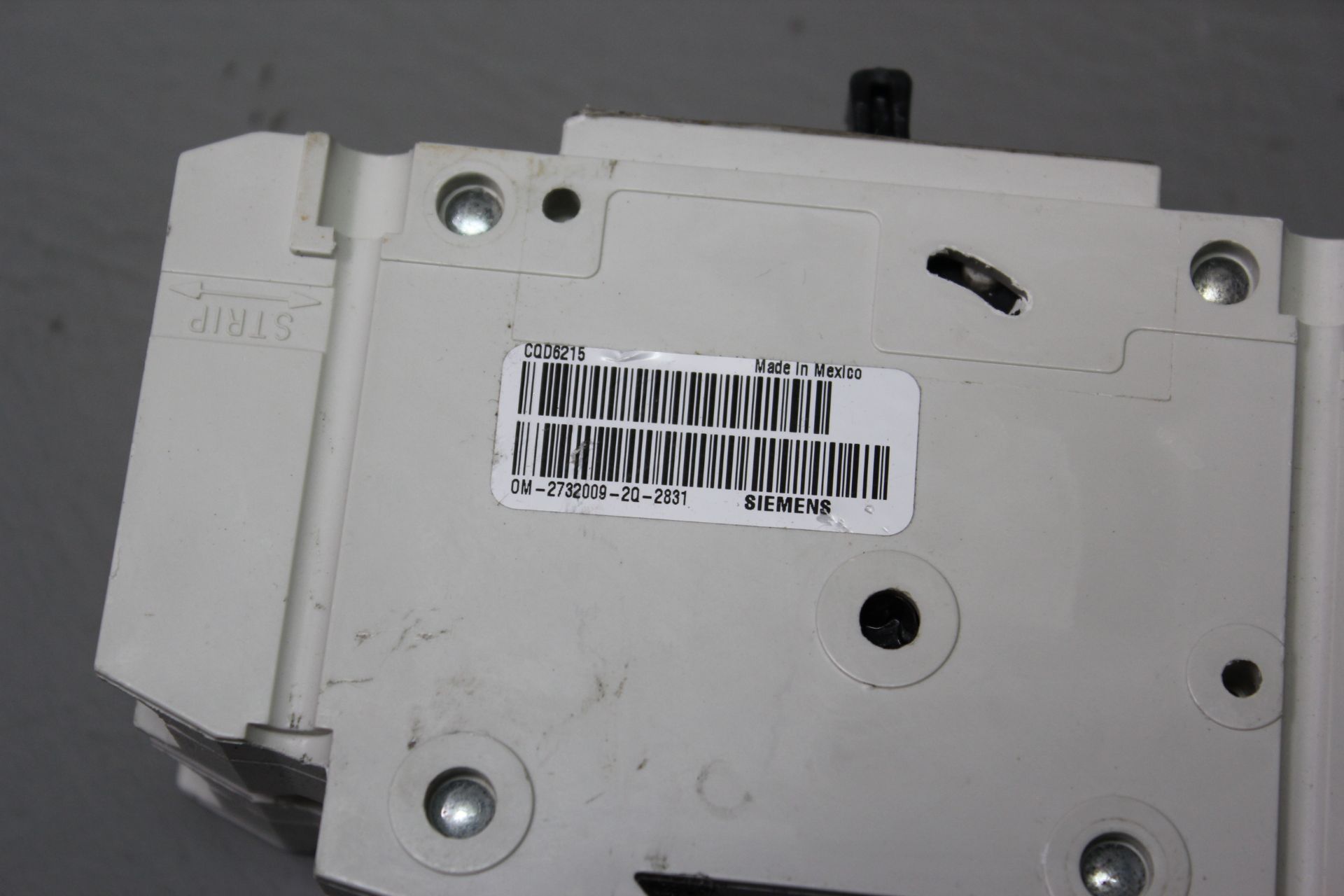 2 UNUSED SIEMENS 15A CIRCUIT BREAKERS - Image 4 of 5