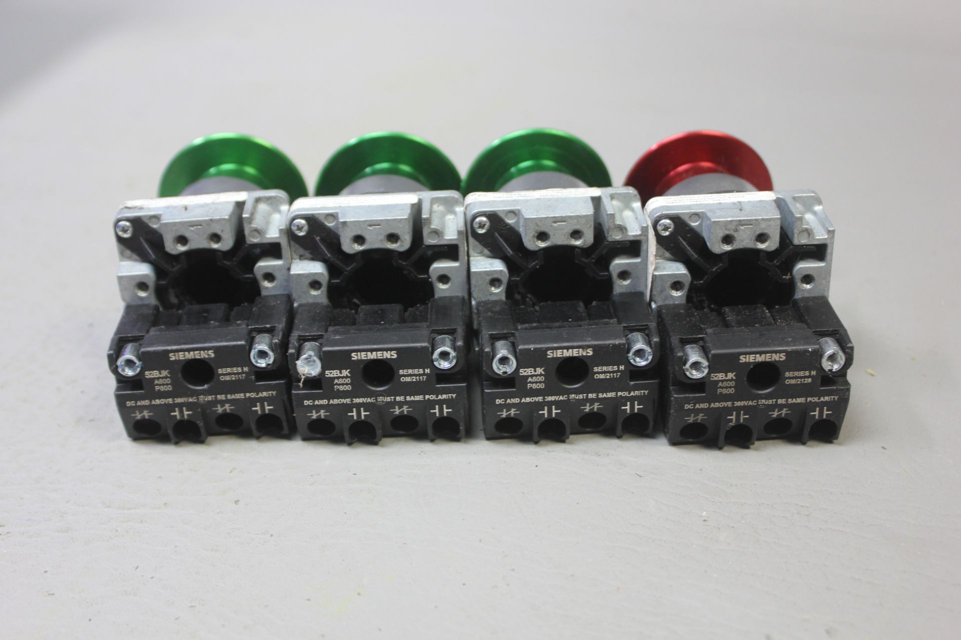 LOT OF SIEMENS RED/GREEN MUSHROOM HEAD PUSHBUTTONS - Image 3 of 5