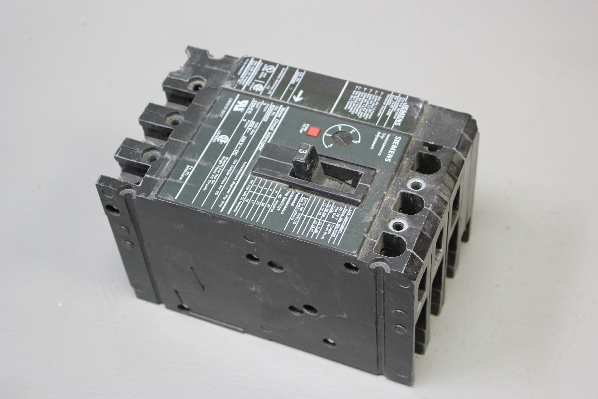 SIEMENS 30A CIRCUIT BREAKER WITH ACCESSORY - Image 2 of 5