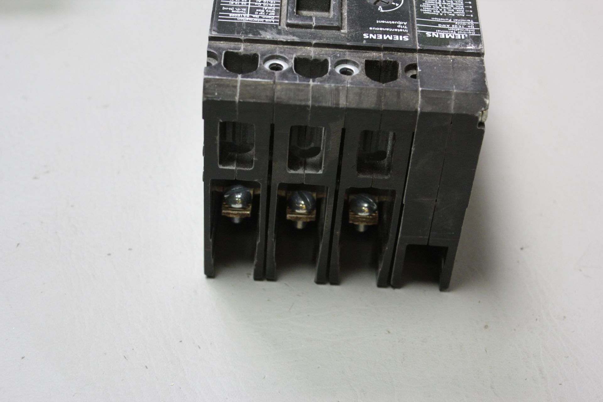 SIEMENS 30A CIRCUIT BREAKER WITH ACCESSORY - Image 3 of 5