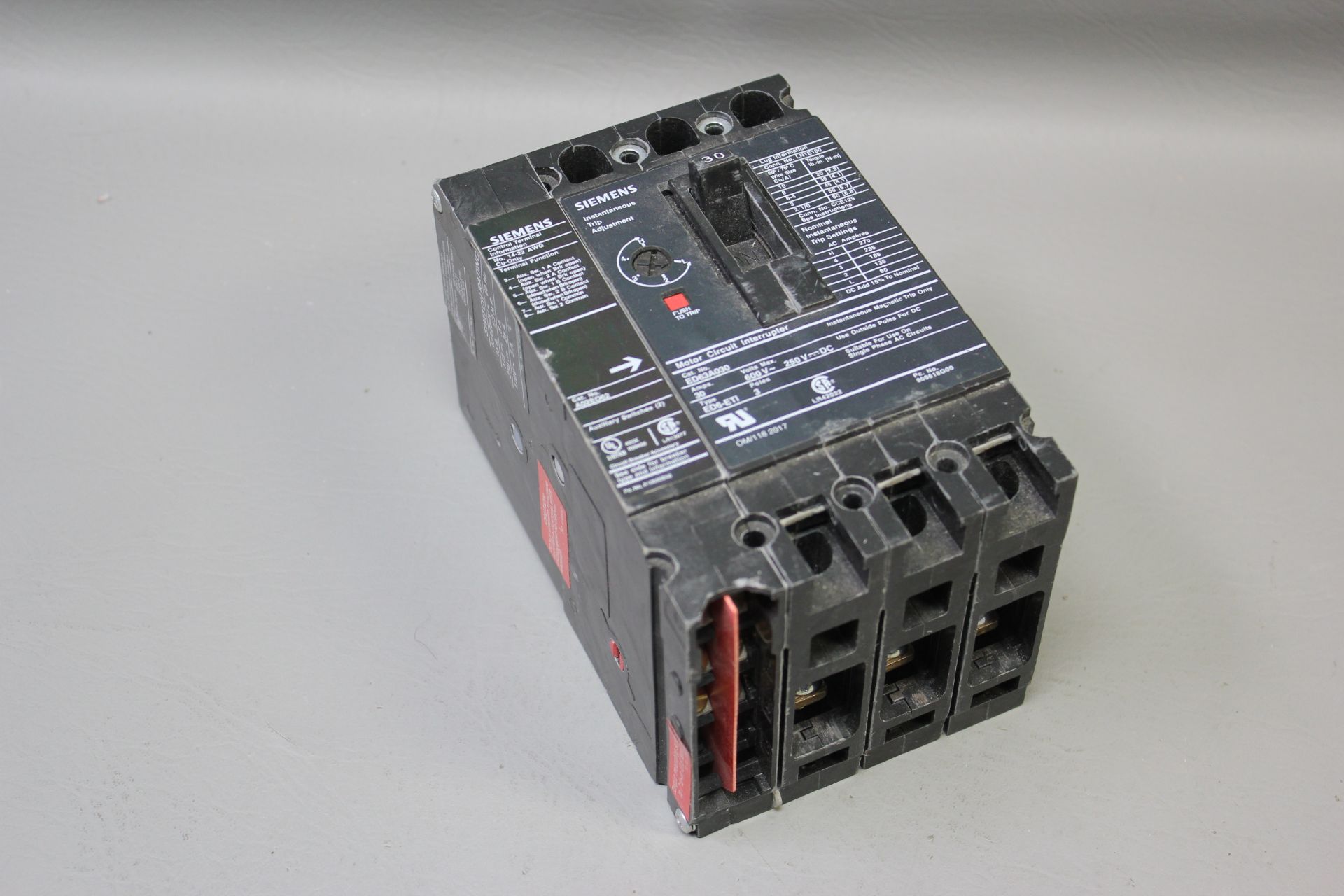 SIEMENS 3A CIRCUIT BREAKER WITH ACCESSORY