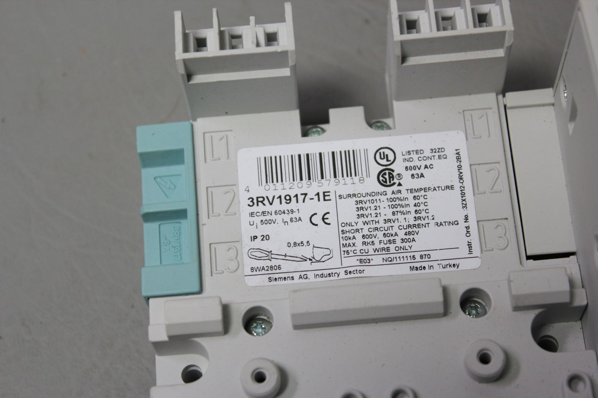 UNUSED SIEMENS 3 PHASE DUAL CURCUIT BREAKER BUSBAR - Image 2 of 2