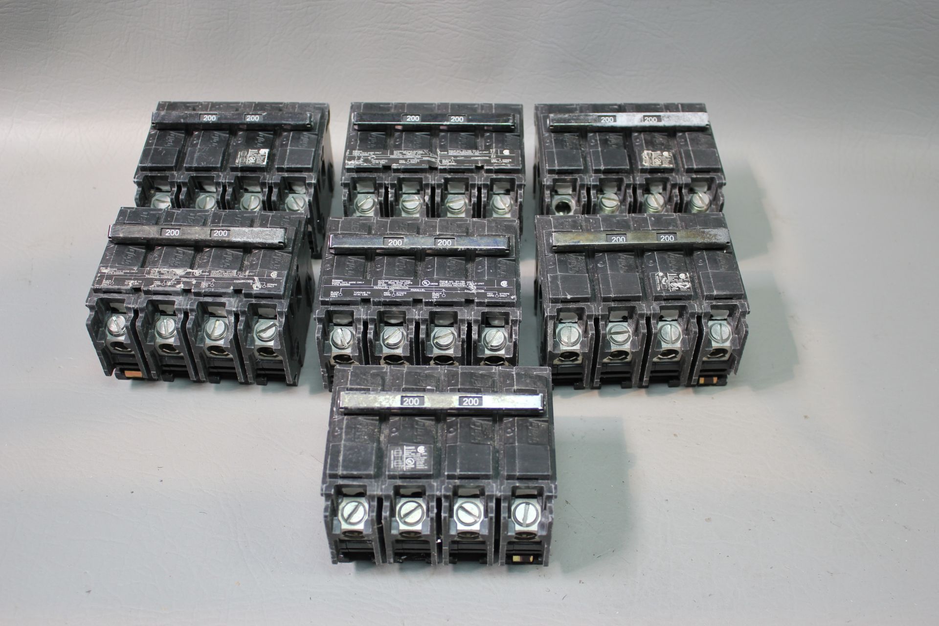 LOT OF 7 SIEMENS 200A CIRCUIT BREAKERS