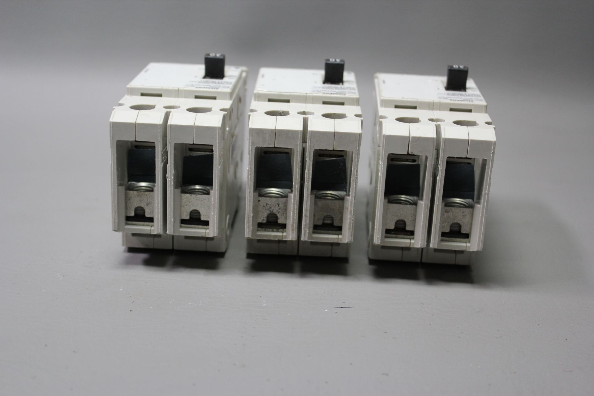 3 UNUSED SIEMENS 30A CIRCUIT BREAKERS - Image 3 of 5