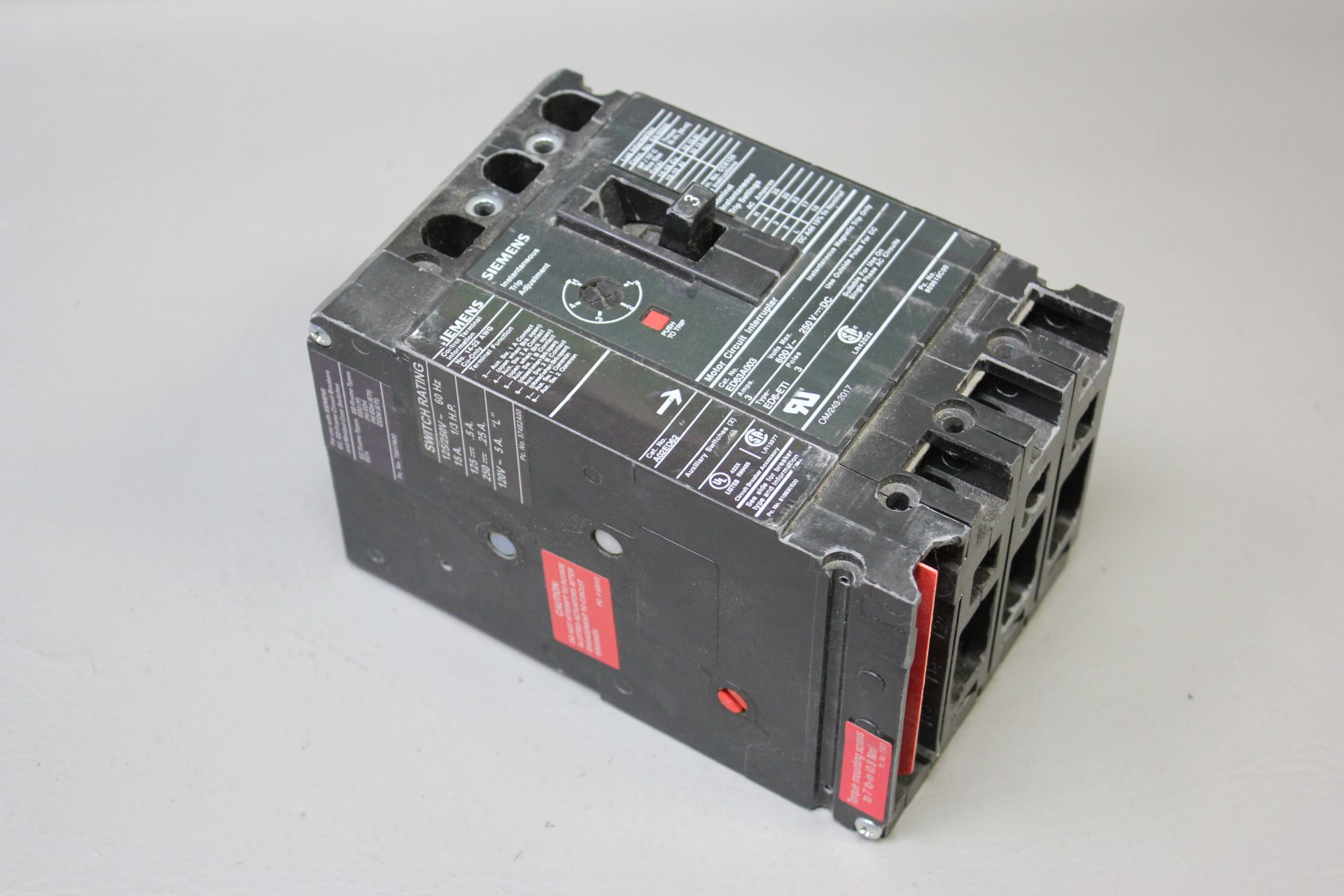 SIEMENS 30A CIRCUIT BREAKER WITH ACCESSORY