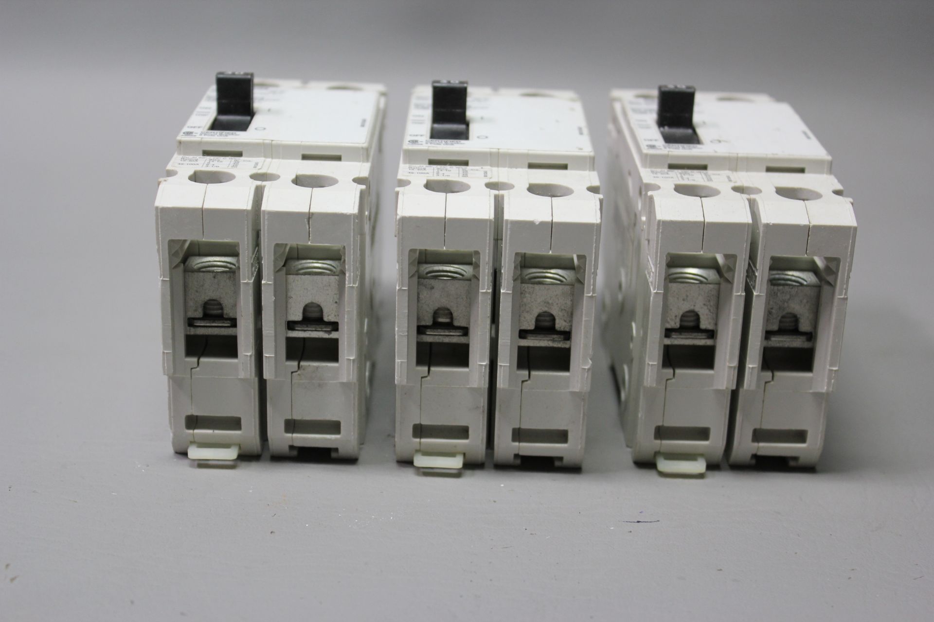 3 UNUSED SIEMENS 30A CIRCUIT BREAKERS - Image 2 of 5