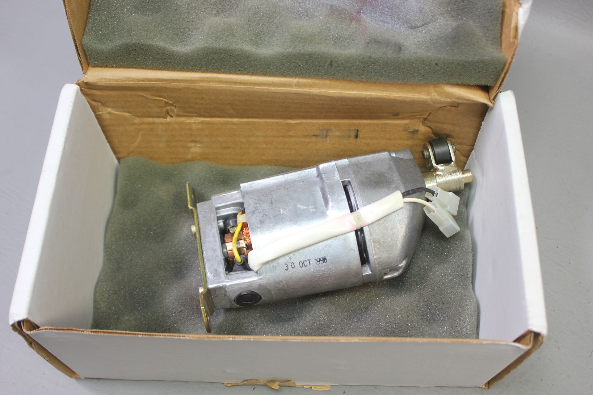 NEW CUTLER HAMMER SWITCHGEAR CHARGE MOTOR - Image 3 of 8