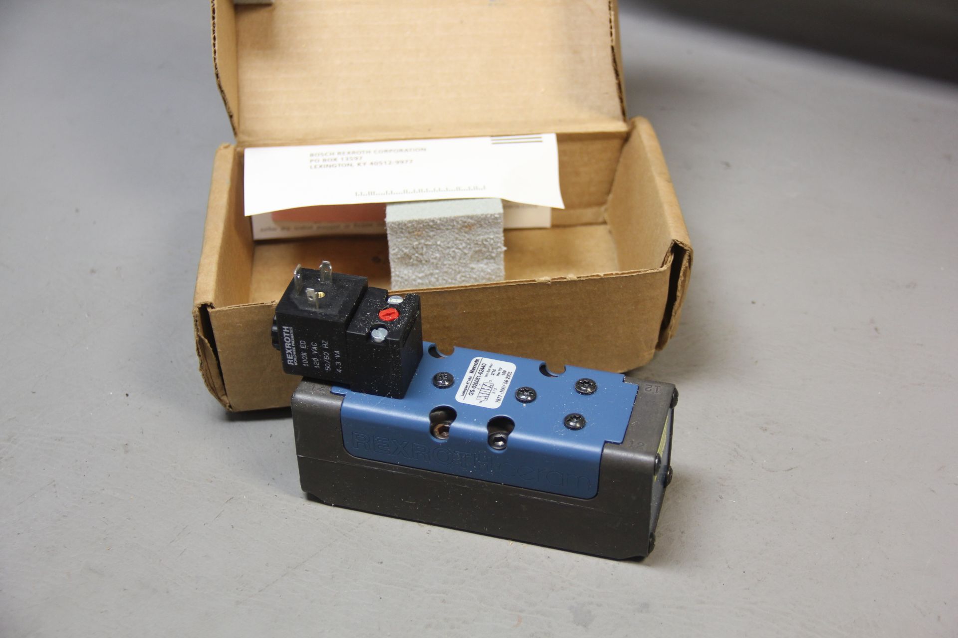 NEW REXROTH CERAM DIRECTIONAL VALVE - Image 3 of 4