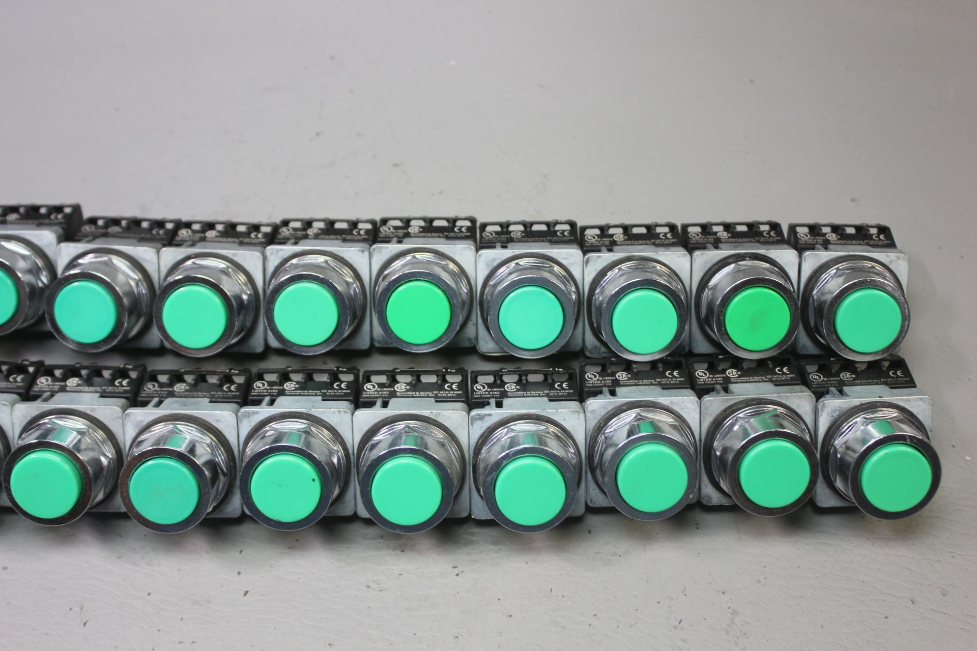 LOT OF 20 UNUSED SIEMENS GREEN OIL TIGHT PUSHBUTTONS - Image 3 of 8