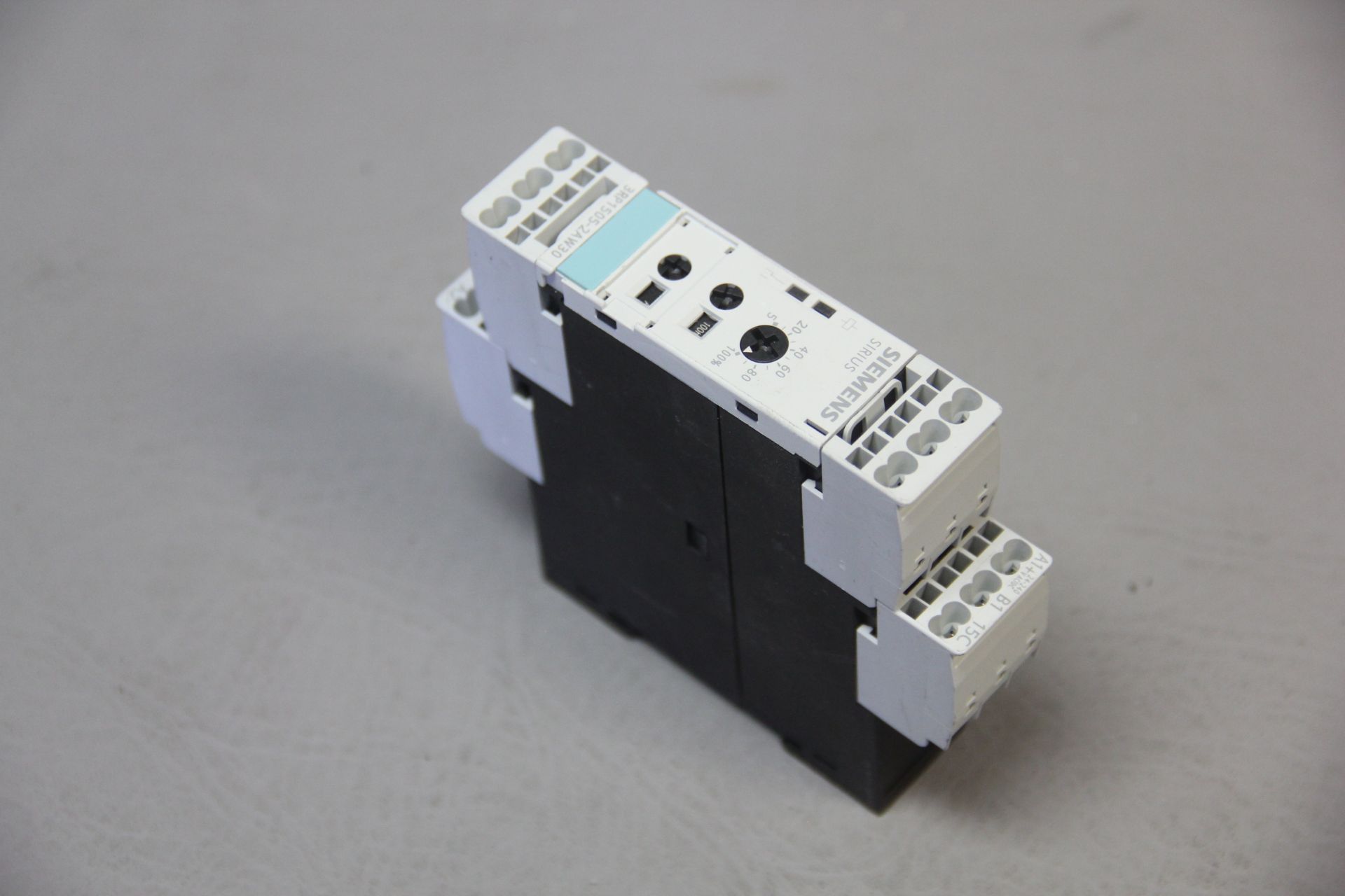 UNUSED SIEMENS MULTIFUNCTION TIMING RELAY - Image 2 of 4