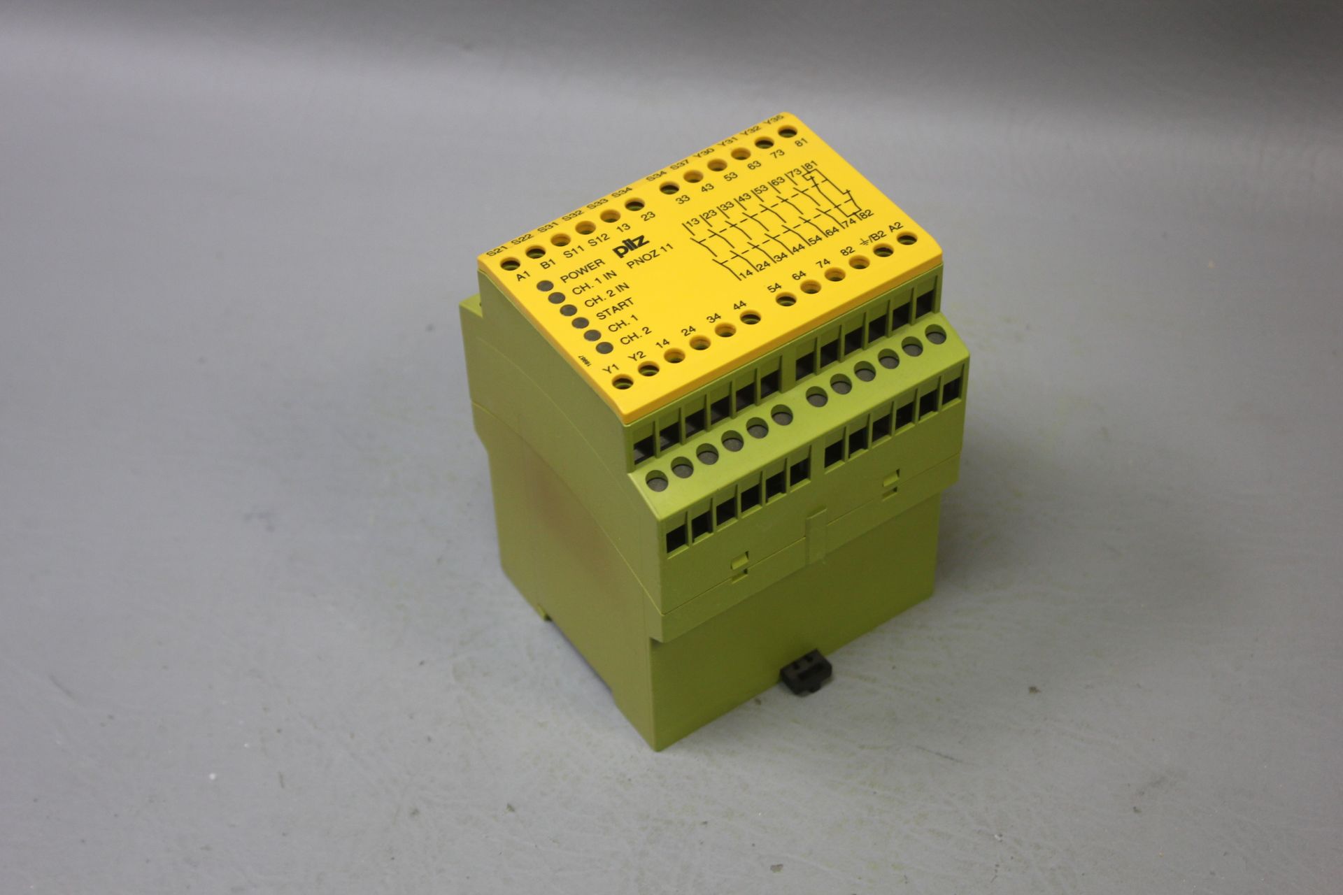 PILZ PNOZ 11 SAFETY RELAY