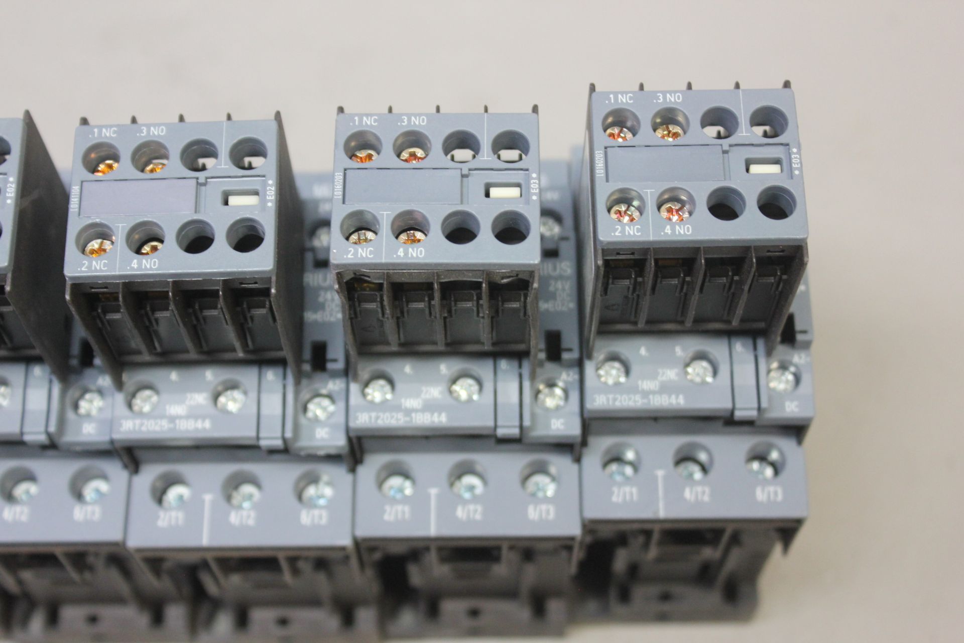 LOT OF 6 SIEMENS CONTACTORS WITH AUX SWITCHES - Image 4 of 9