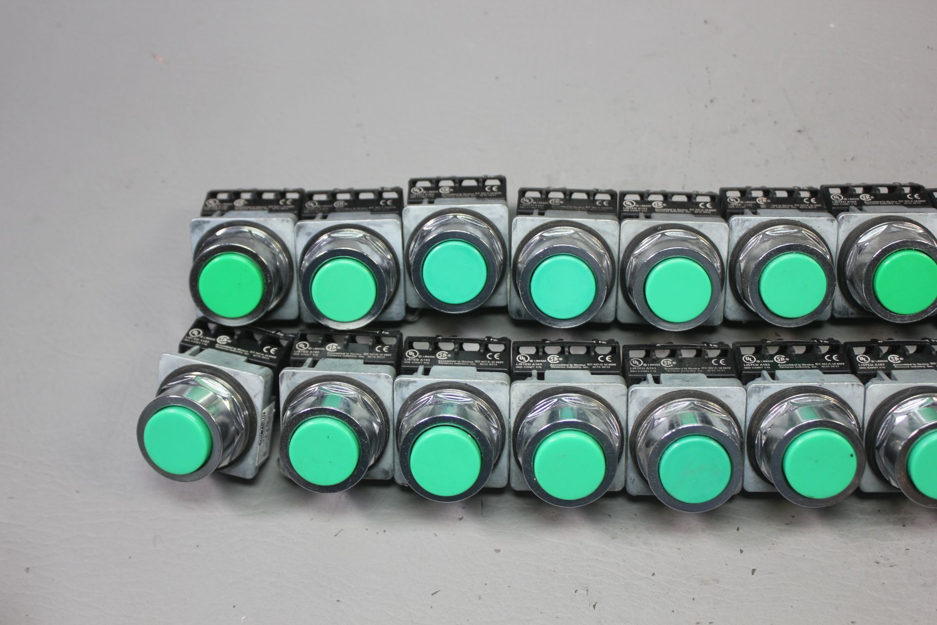 LOT OF 20 UNUSED SIEMENS GREEN OIL TIGHT PUSHBUTTONS - Image 2 of 8