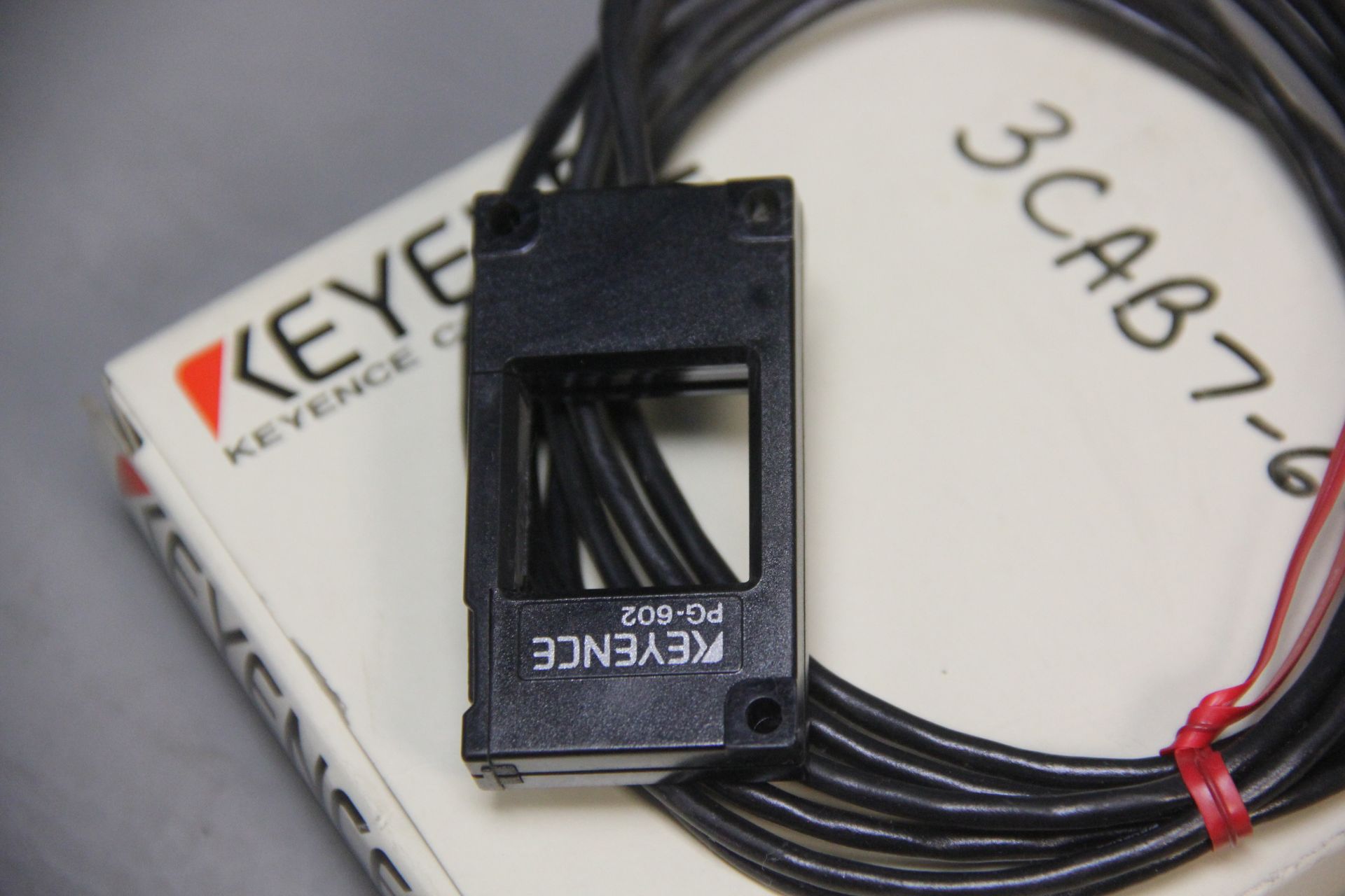 NEW KEYENCE OPTICAL PASSAGE SENSOR & AMPLIFIER - Image 4 of 6