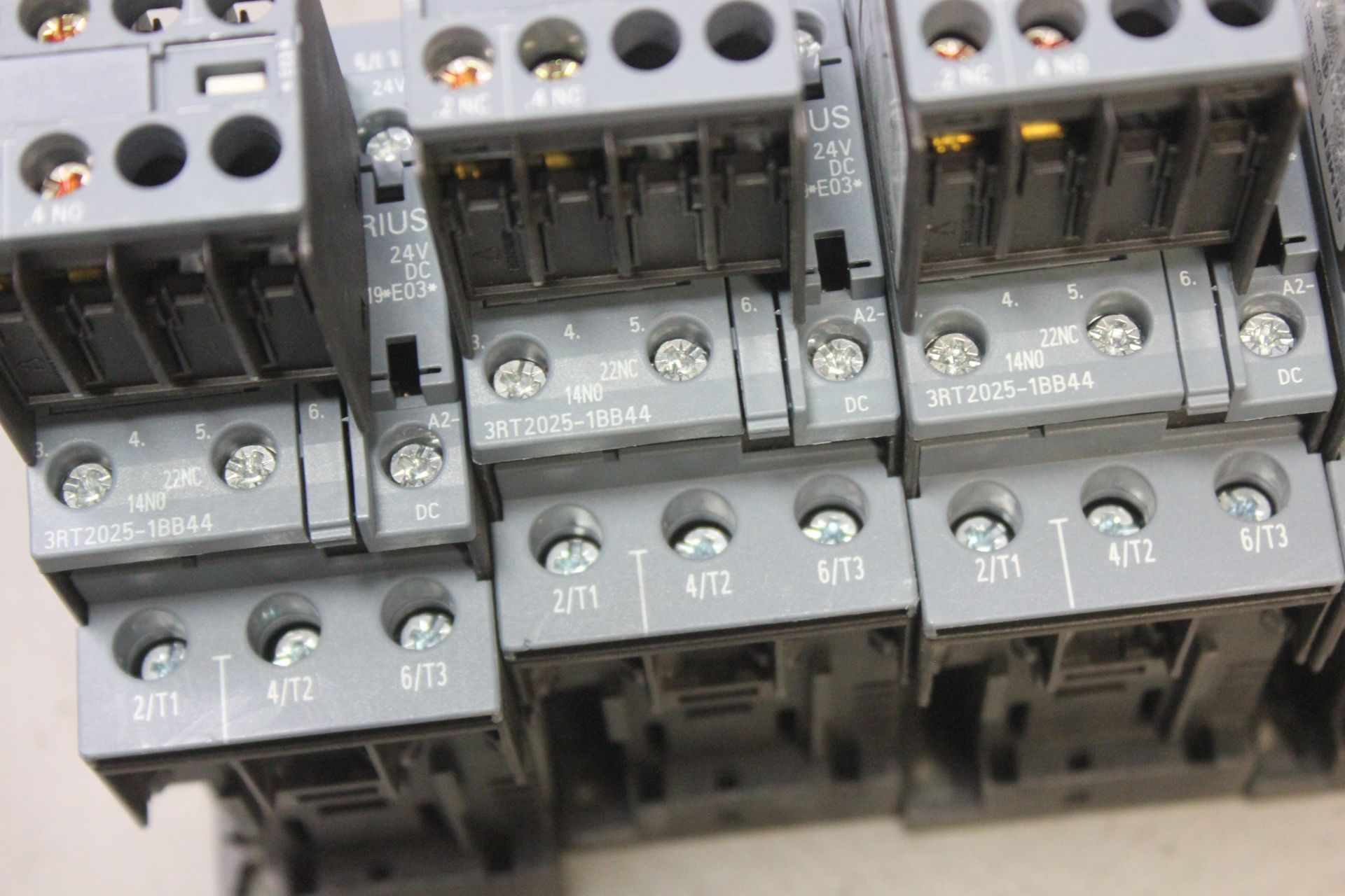 LOT OF 6 SIEMENS CONTACTORS WITH AUX SWITCHES - Image 3 of 4