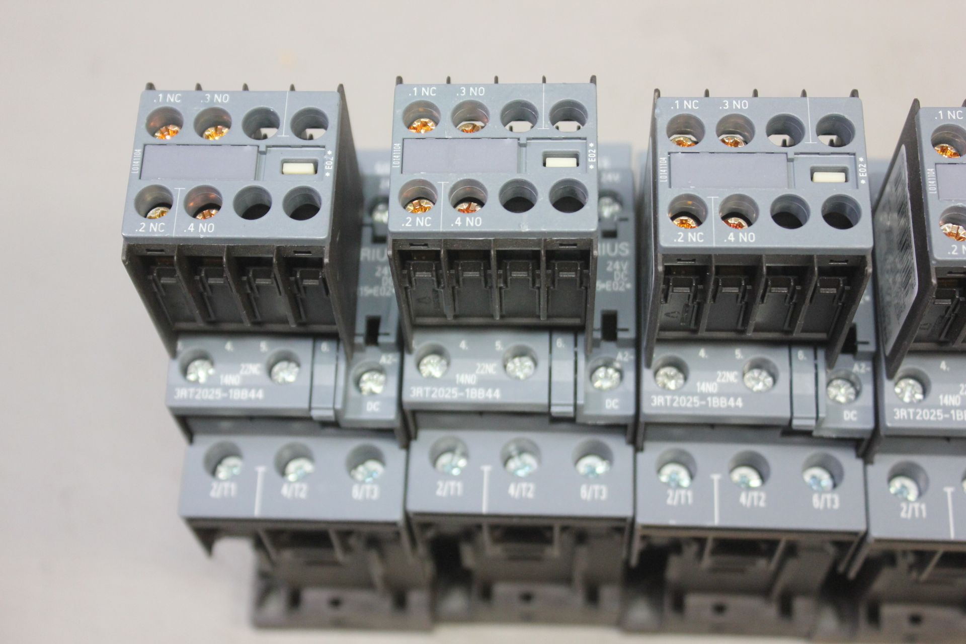 LOT OF 6 SIEMENS CONTACTORS WITH AUX SWITCHES - Image 3 of 9