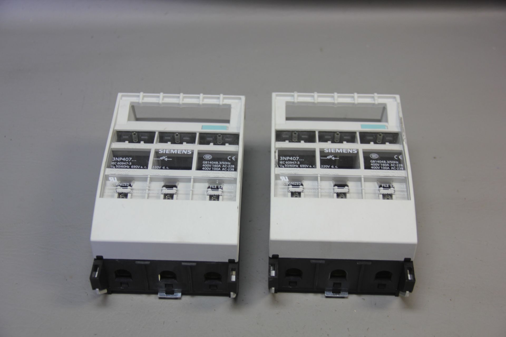 2 UNUSED SIEMENS FUSE SWITCH DISCONNECTOR FUSE HOLDERS