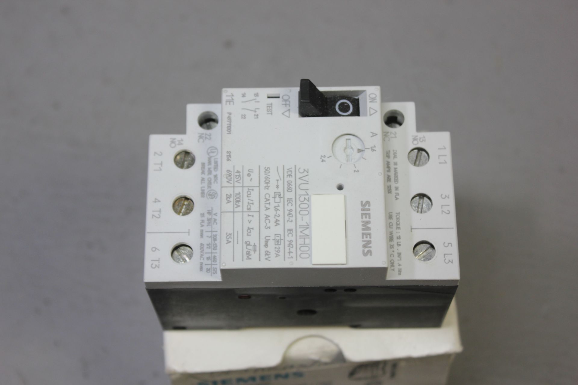 NEW SIEMENS 3 POLE CIRCUIT BREAKER - Image 2 of 2