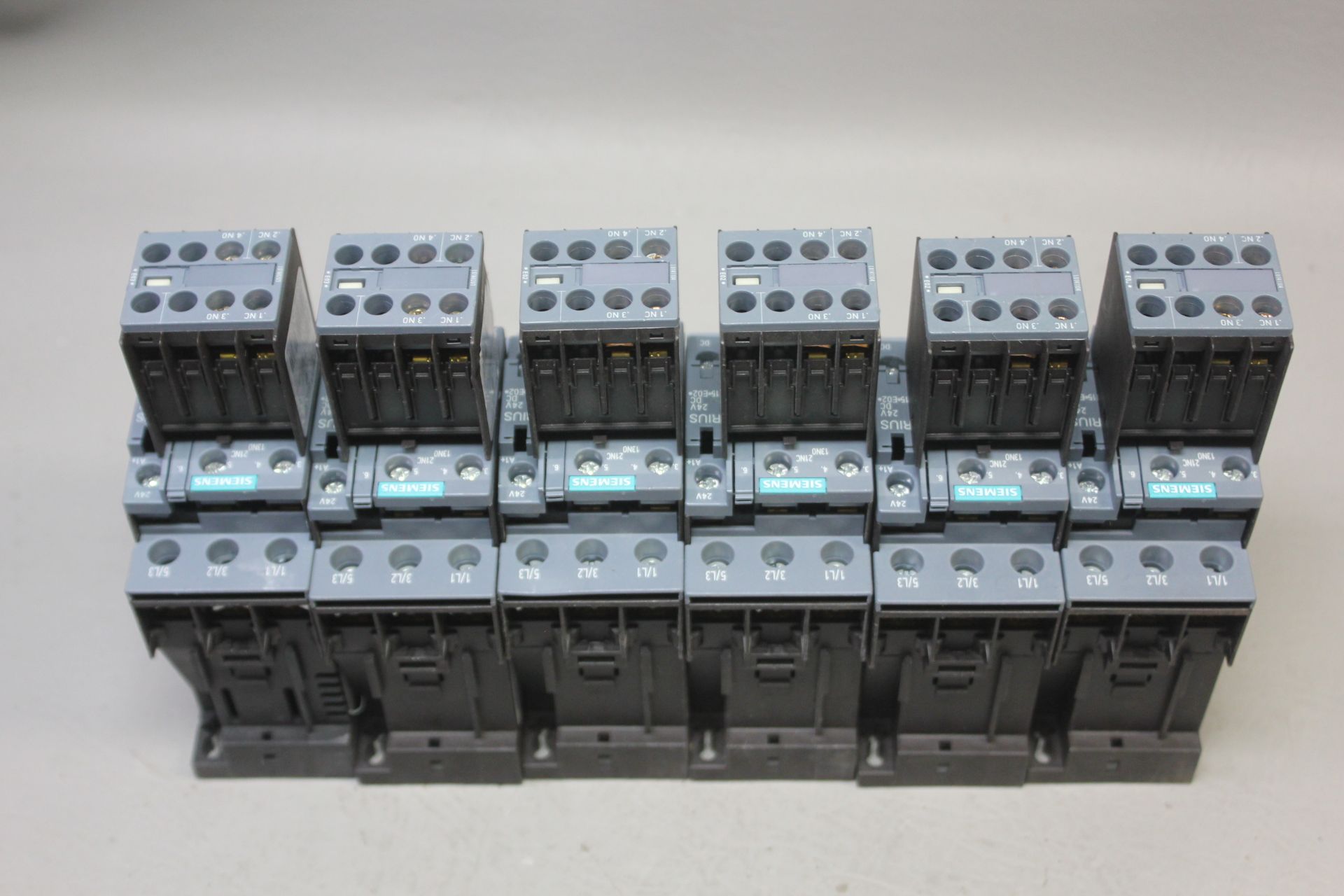 LOT OF 6 SIEMENS CONTACTORS WITH AUX SWITCHES - Image 2 of 9