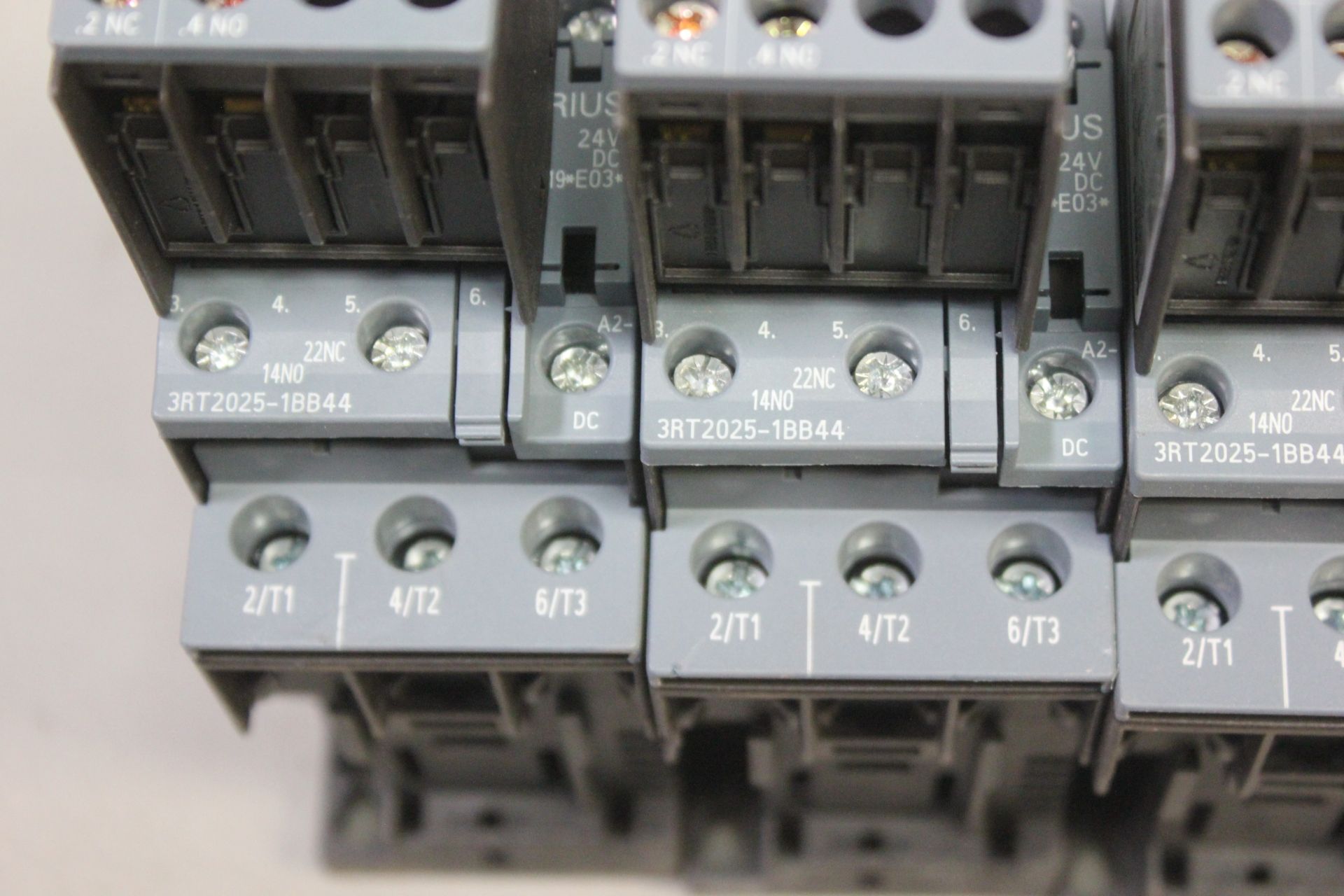 LOT OF 6 SIEMENS CONTACTORS WITH AUX SWITCHES - Image 2 of 4