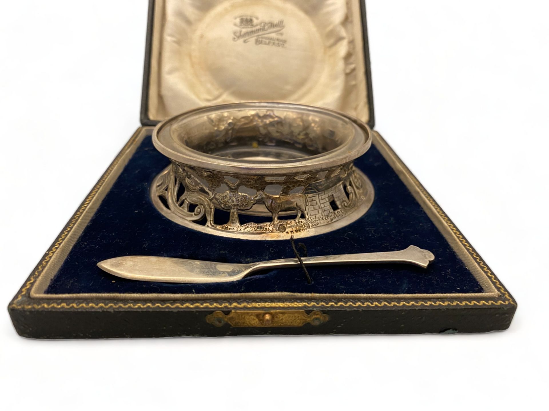 A cased Irish silver butter ring and knife, Roberts & Dore Ltd, Sheffield, 1932, retailed by Sharman - Image 3 of 16