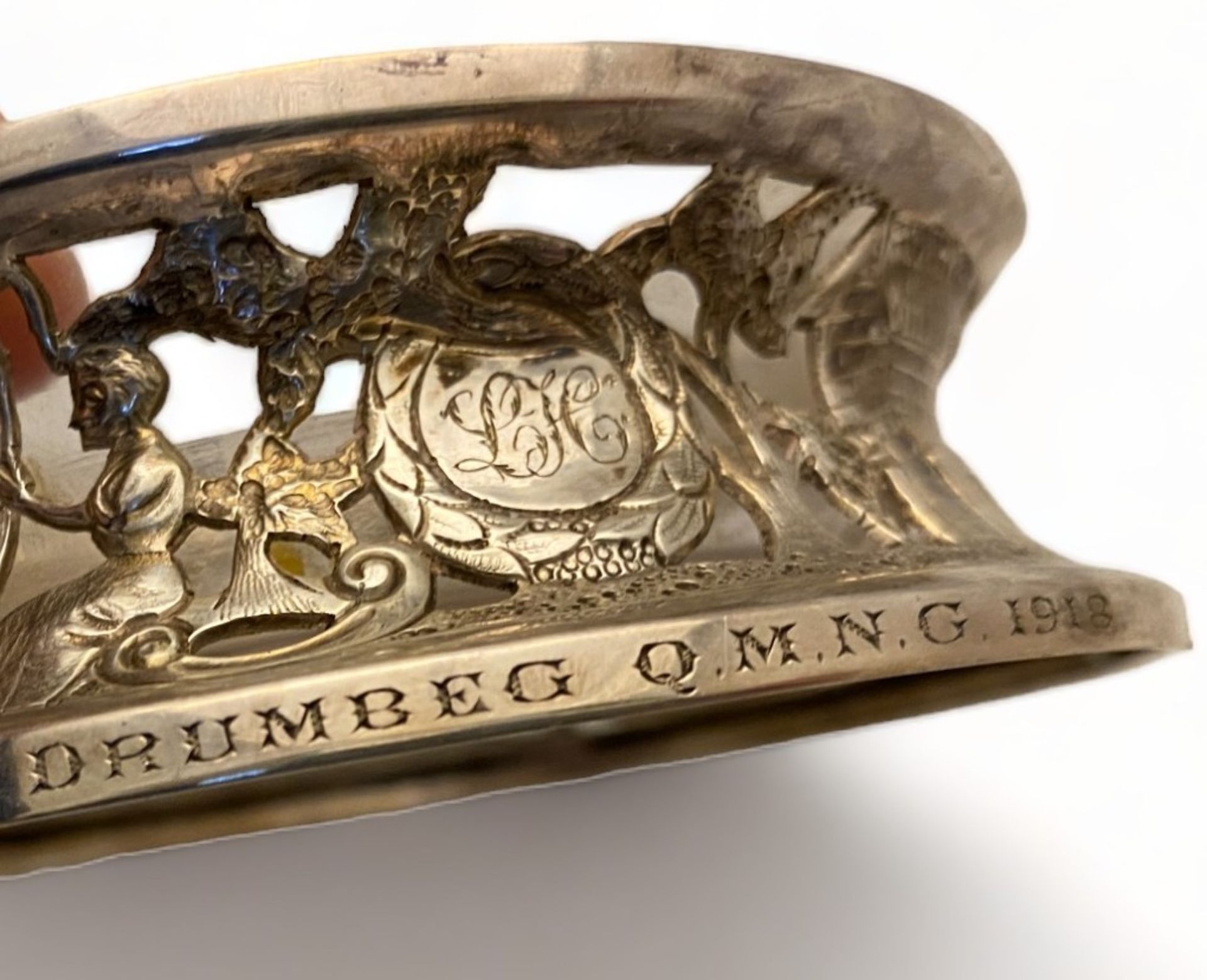 A cased Irish silver butter ring and knife, Roberts & Dore Ltd, Sheffield, 1932, retailed by Sharman - Image 10 of 16