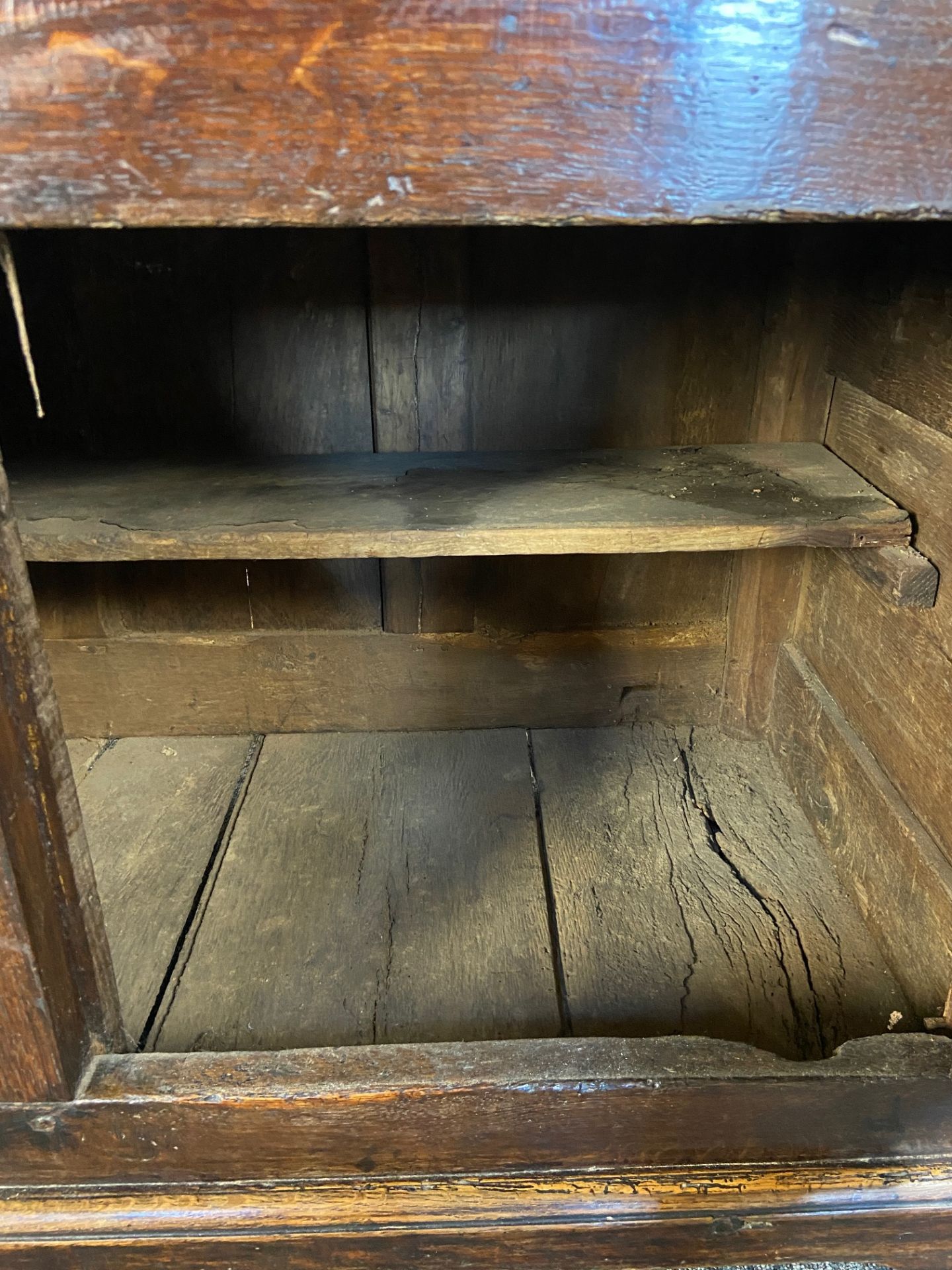 A late 17th century oak dresser base - Image 4 of 10