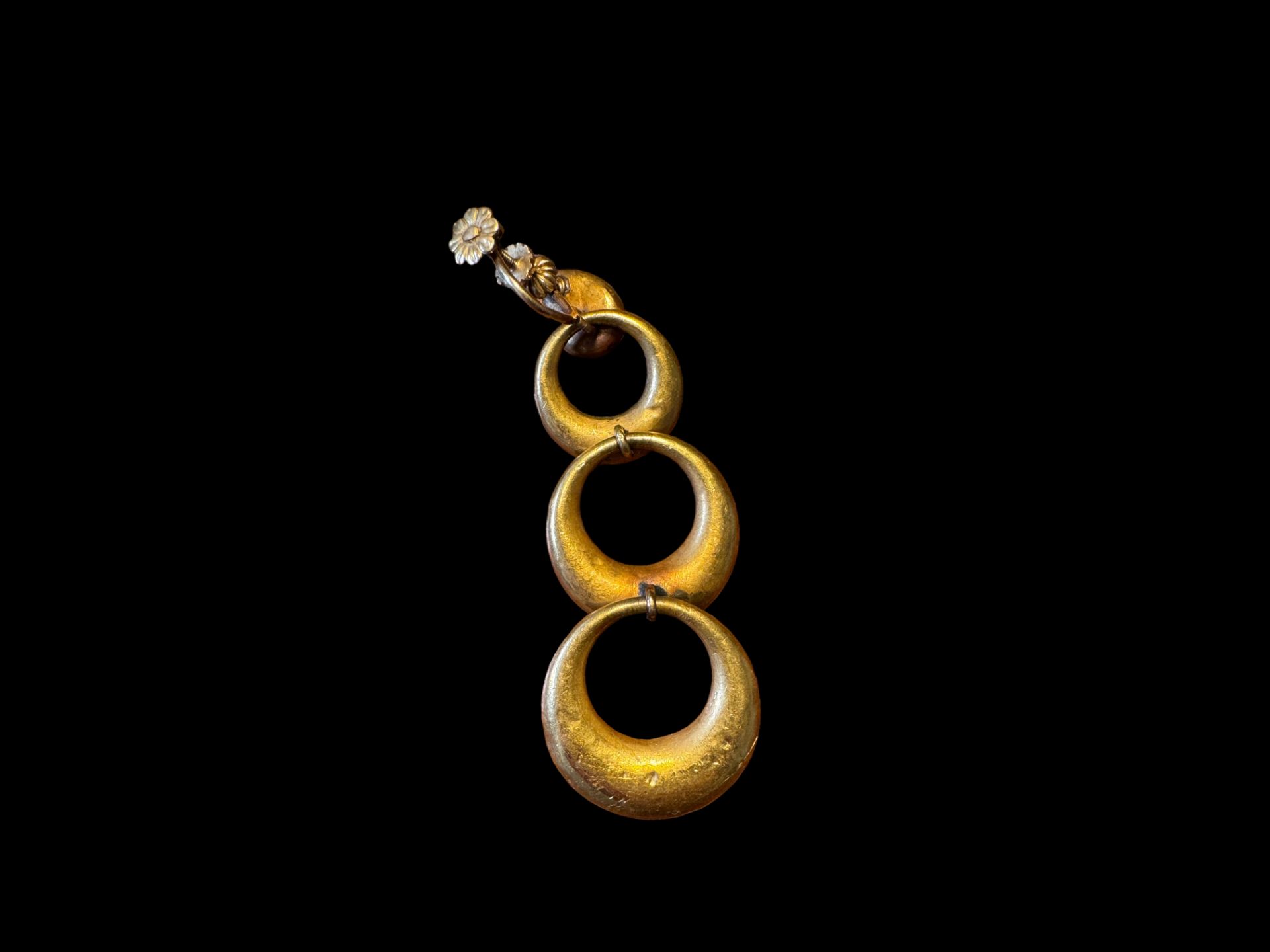 A single 19th century French yellow metal earring - Image 4 of 6