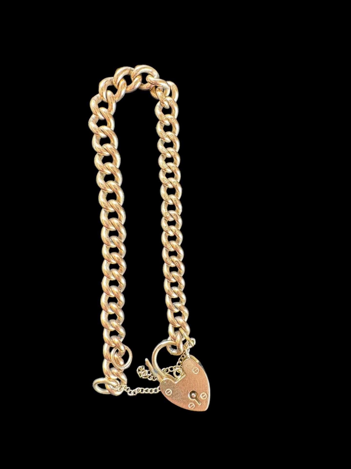 A 9ct gold graduated curblink bracelet with 9ct gold heart padlock clasp - Image 2 of 3