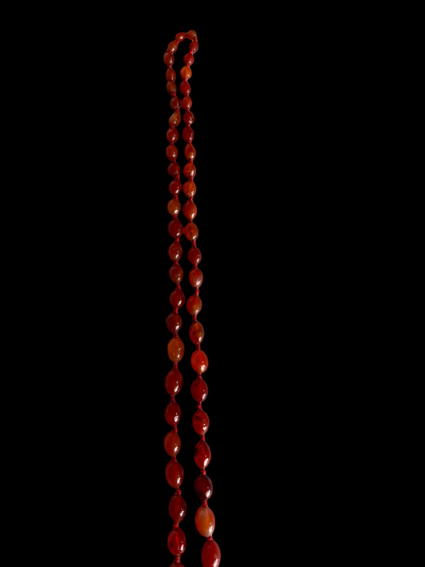 An Art Deco oval cornelian bead long necklace - Image 3 of 5