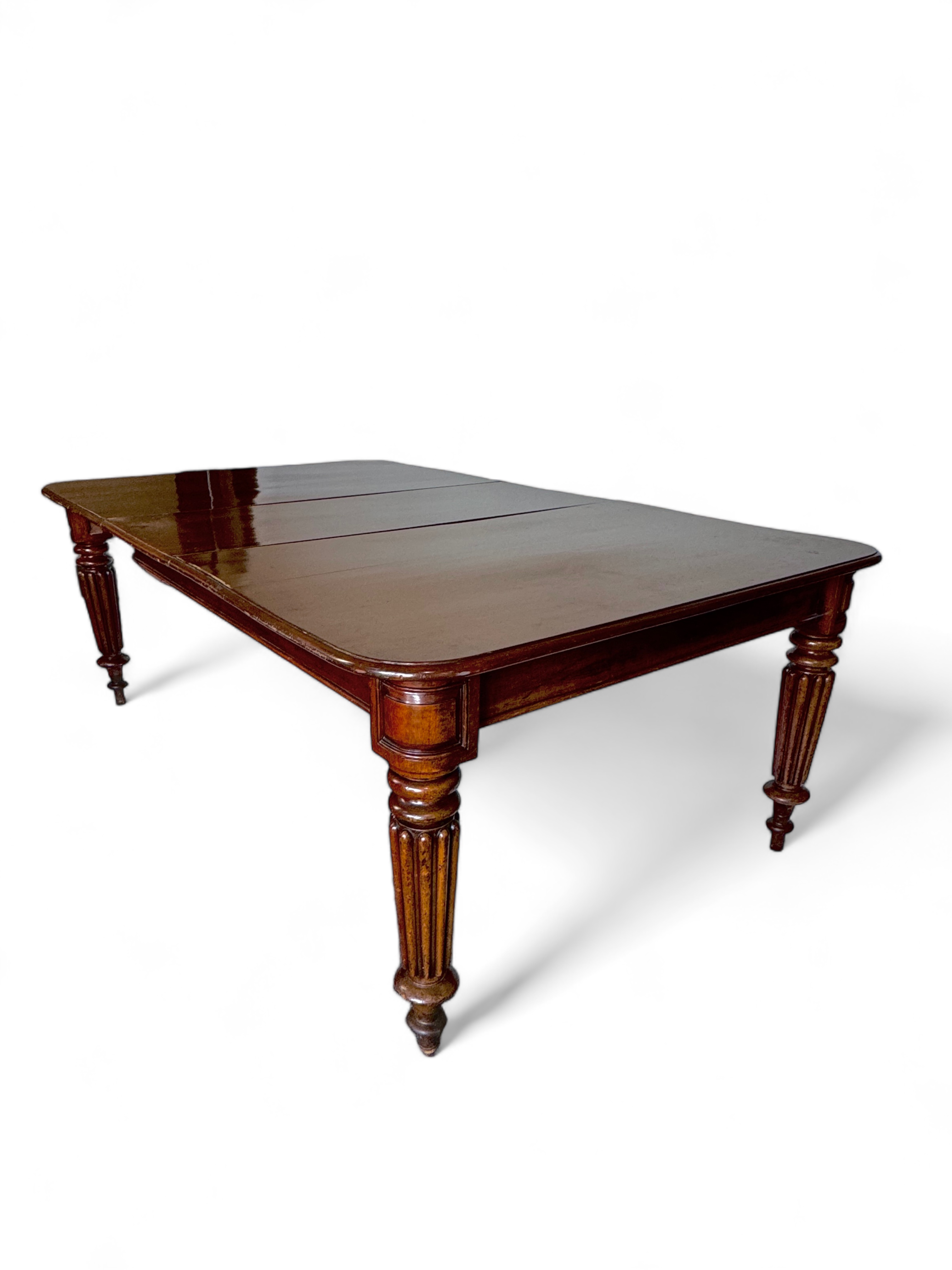 A William IV mahogany dining table