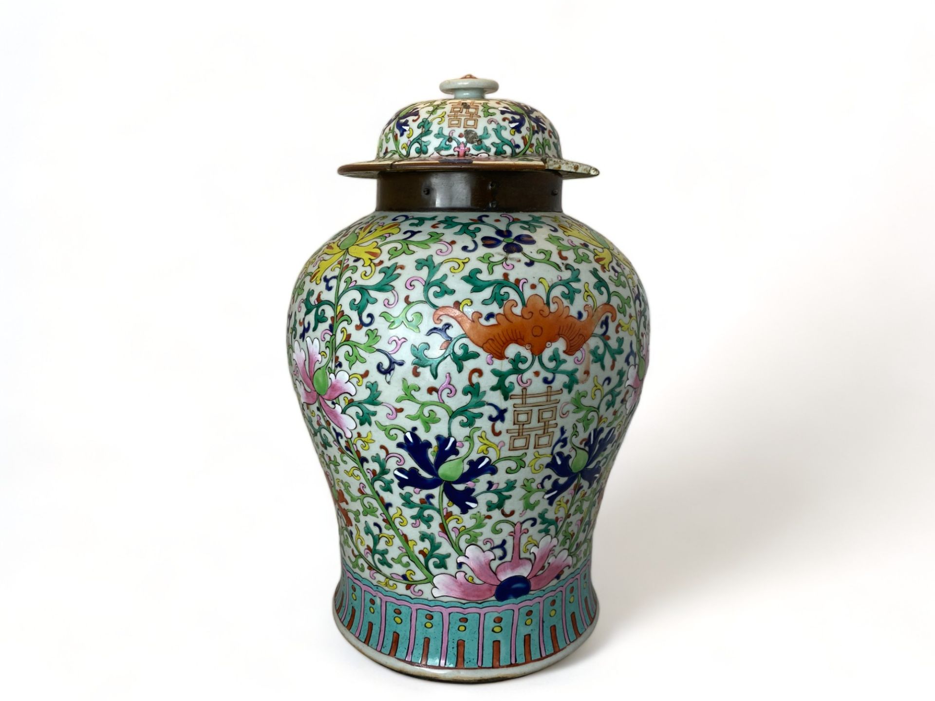 An 18th century Chinese famille verte vase and cover - Image 3 of 11